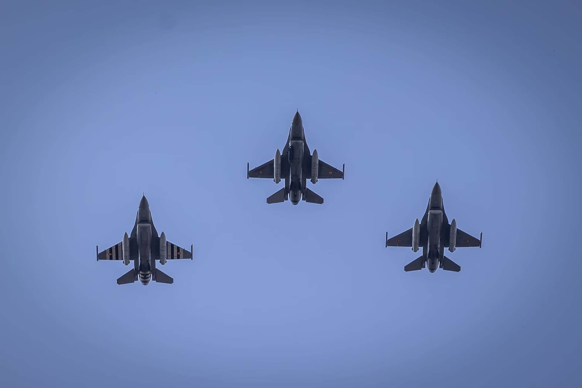 Four F-16s, formation detail. Photo: AdiCoco.com