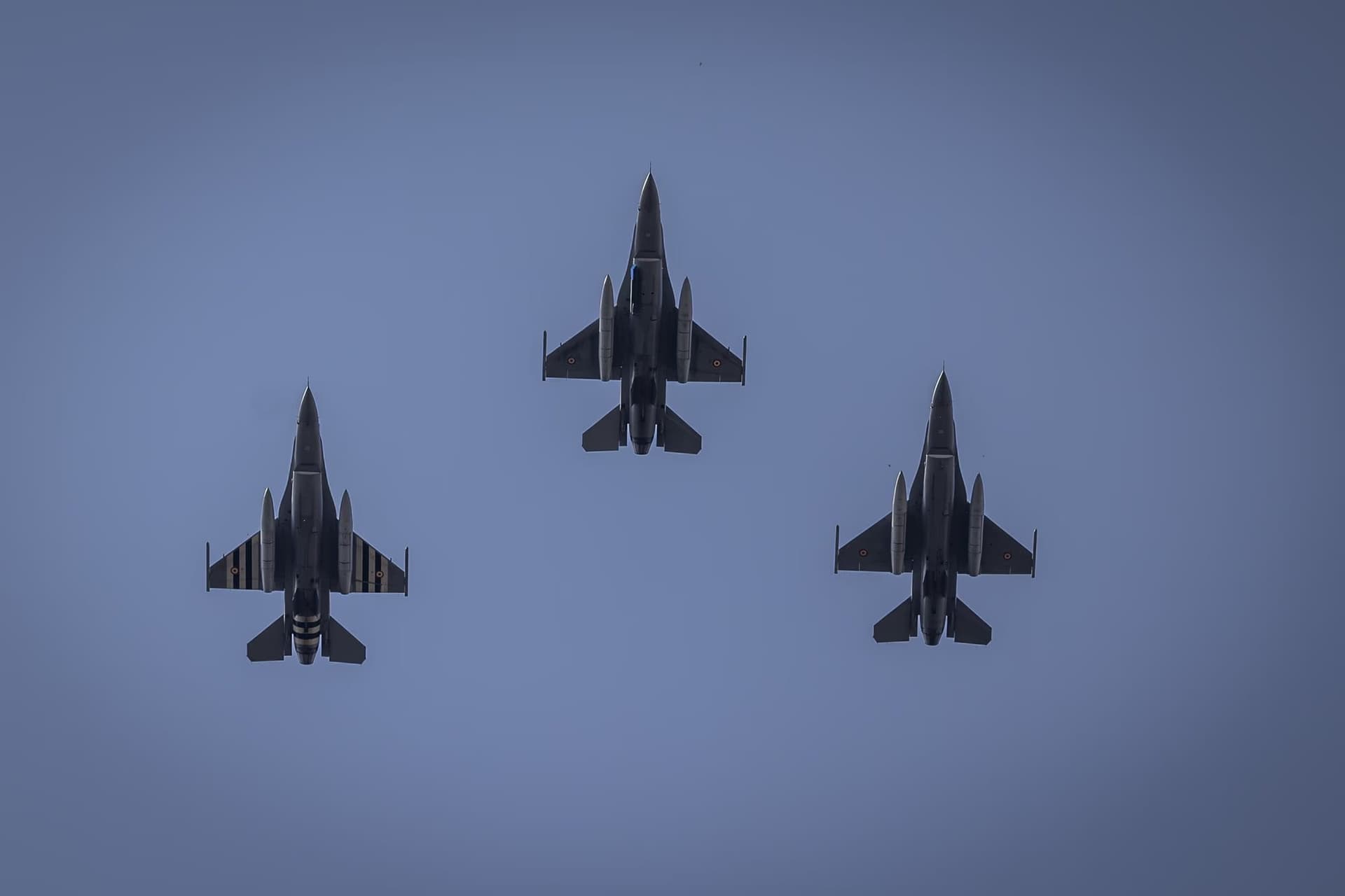 F-16 Fighting Falcon, formation of four. Photo: AdiCoco.com