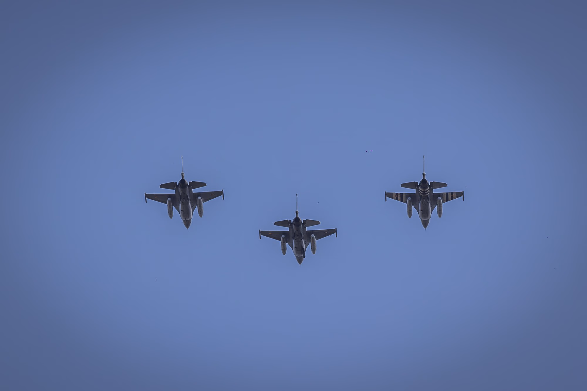 Három F-16 kötelékben. Fotó: AdiCoco.com
