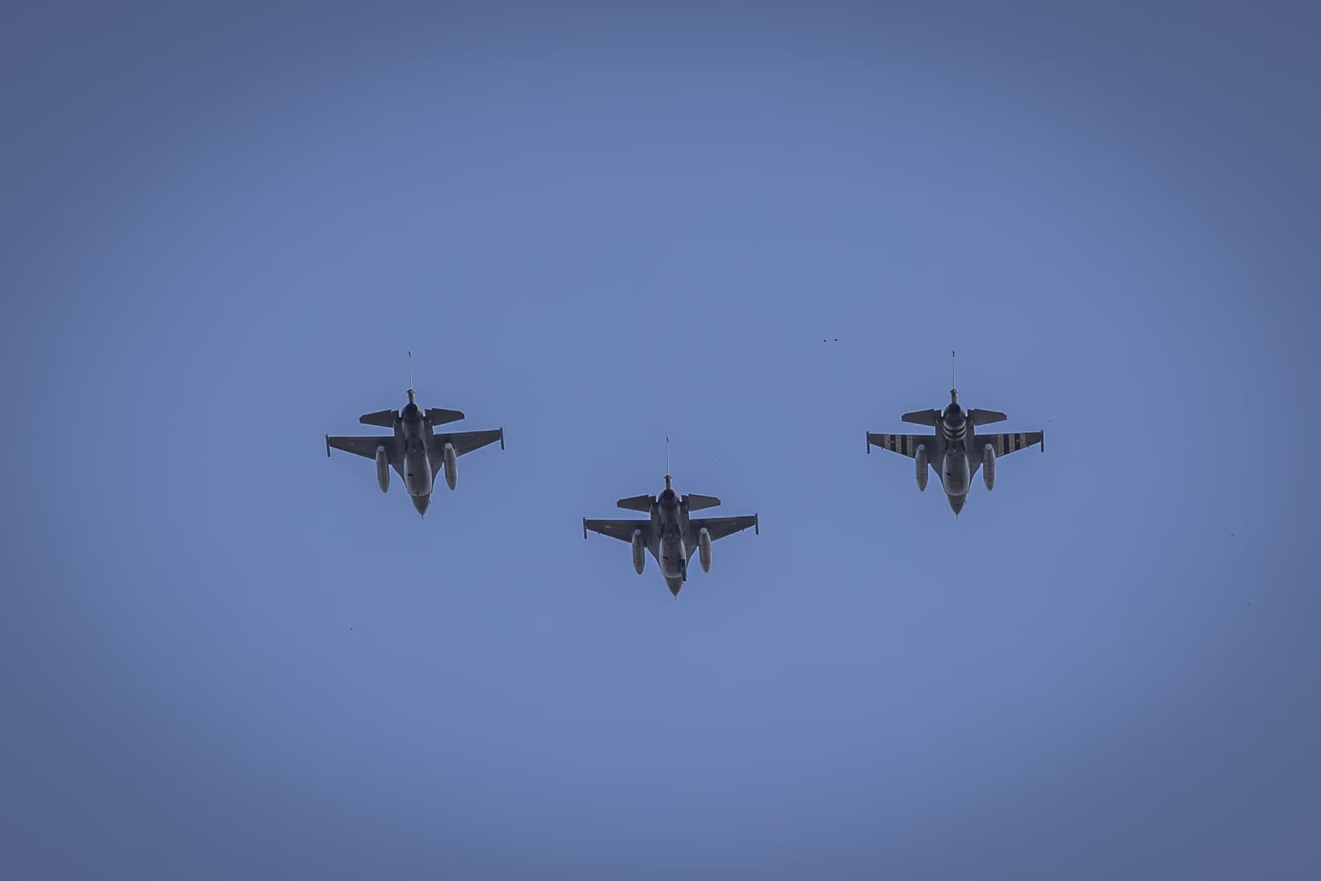 Three F-16s in formation. Photo: AdiCoco.com