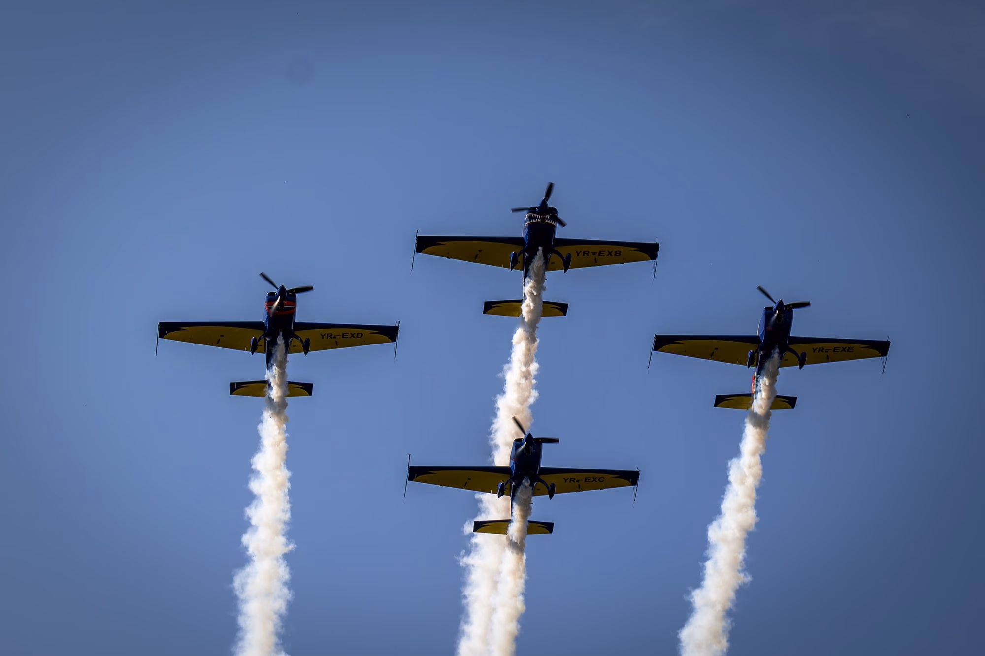 Az Extra 300-as kötelék, fehér füstcsíkokkal. Fotó: AdiCoco.com