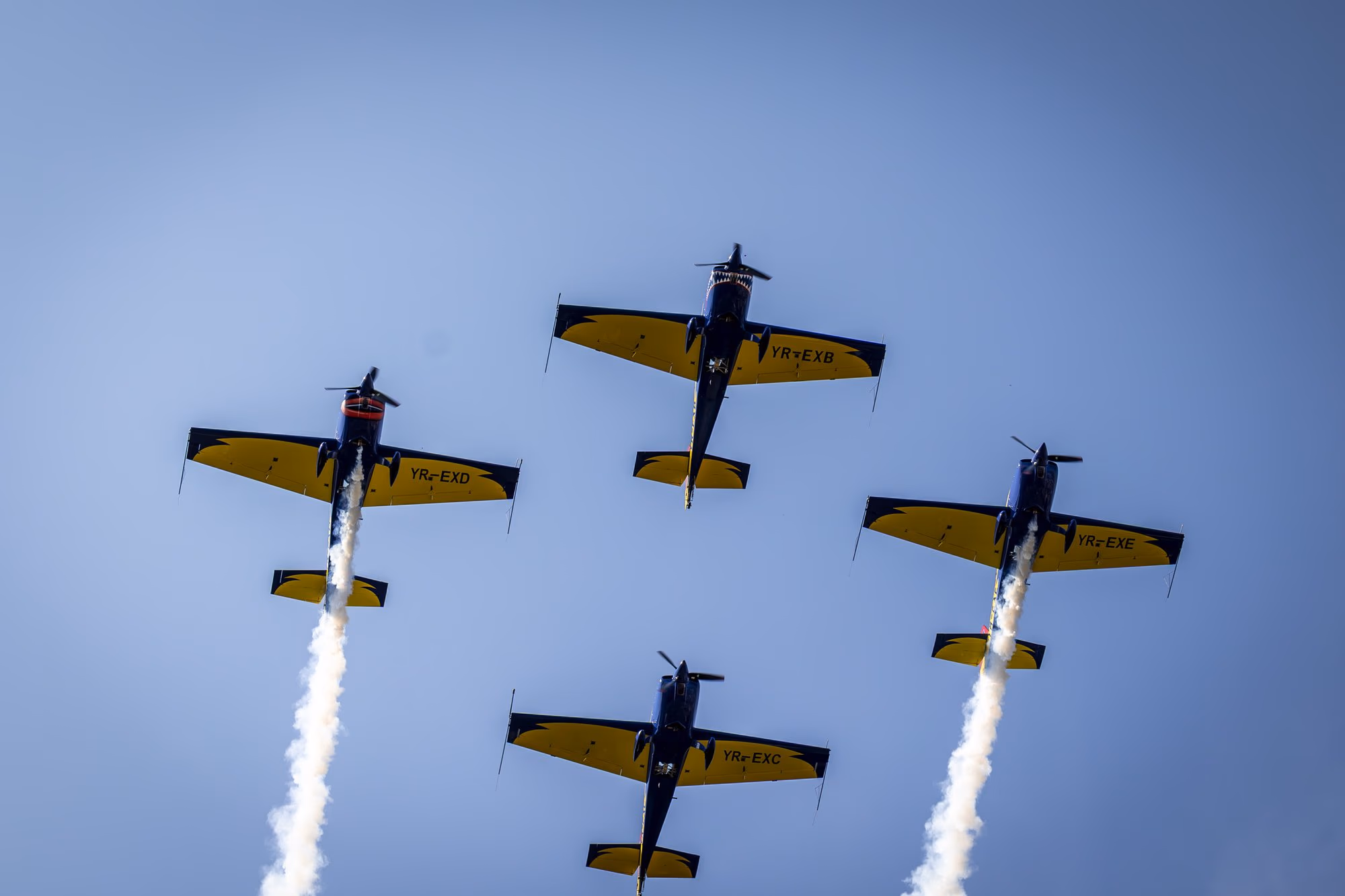 A Román Aeroklub Extra 300-asai kötelékben. Fotó: AdiCoco.com