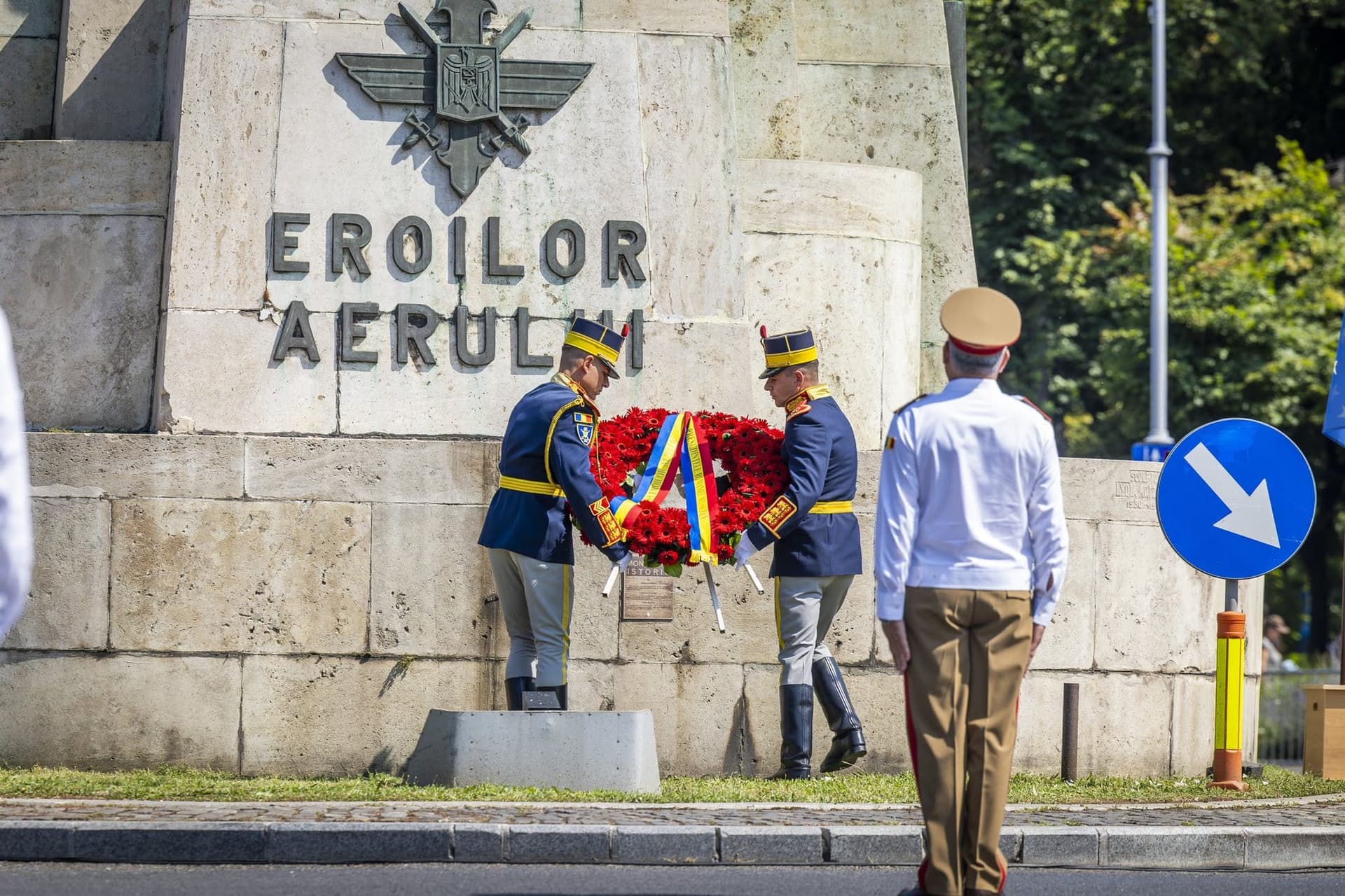 Koszorú a Levegő Hőseinek Emlékművénél — „Eroilor Aerului". Fotó: AdiCoco.com