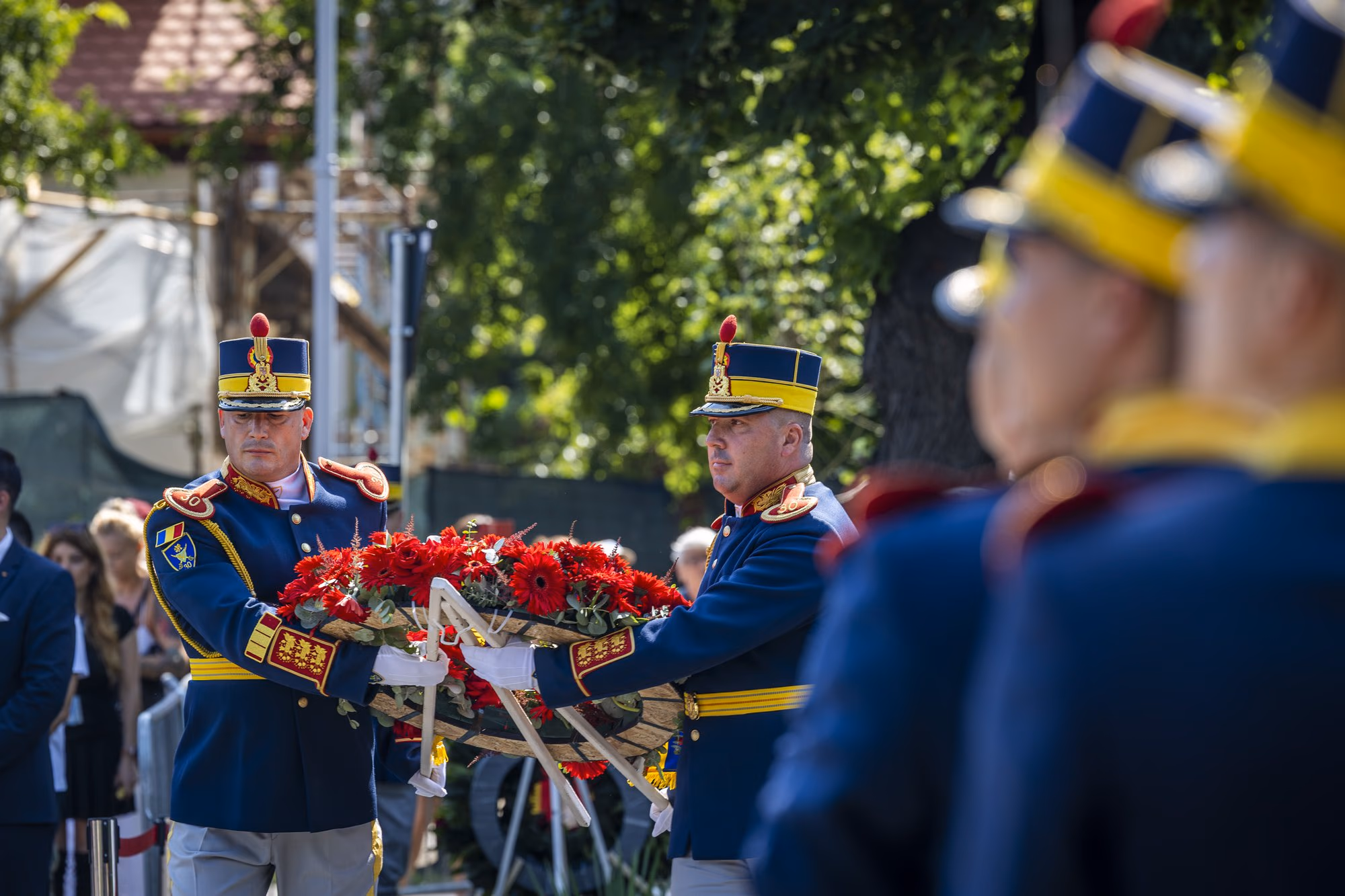 A koszorúkat az emlékműhöz viszik. Fotó: AdiCoco.com
