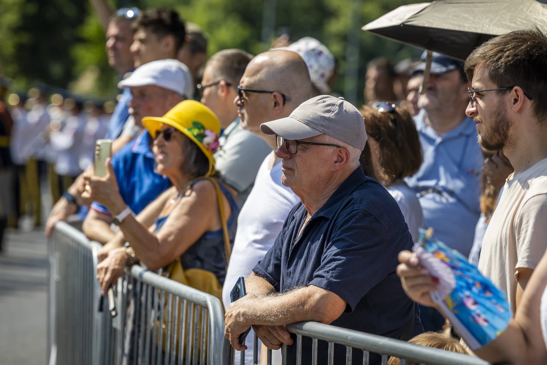 Spectators at the barriers on Aviatorilor Boulevard. Photo: AdiCoco.com