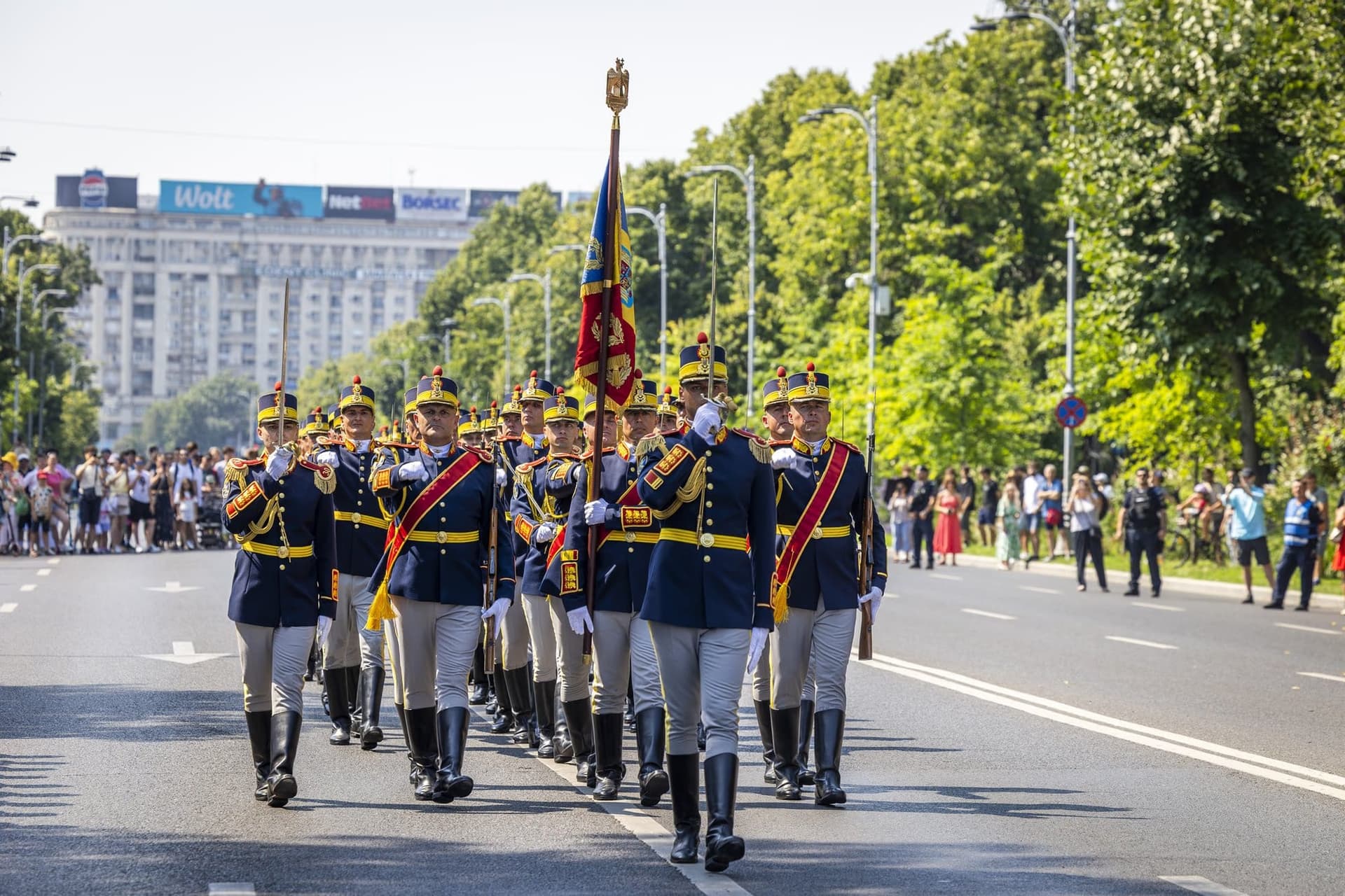 A díszőrség díszmenete az Aviatorilor bulváron. Fotó: AdiCoco.com