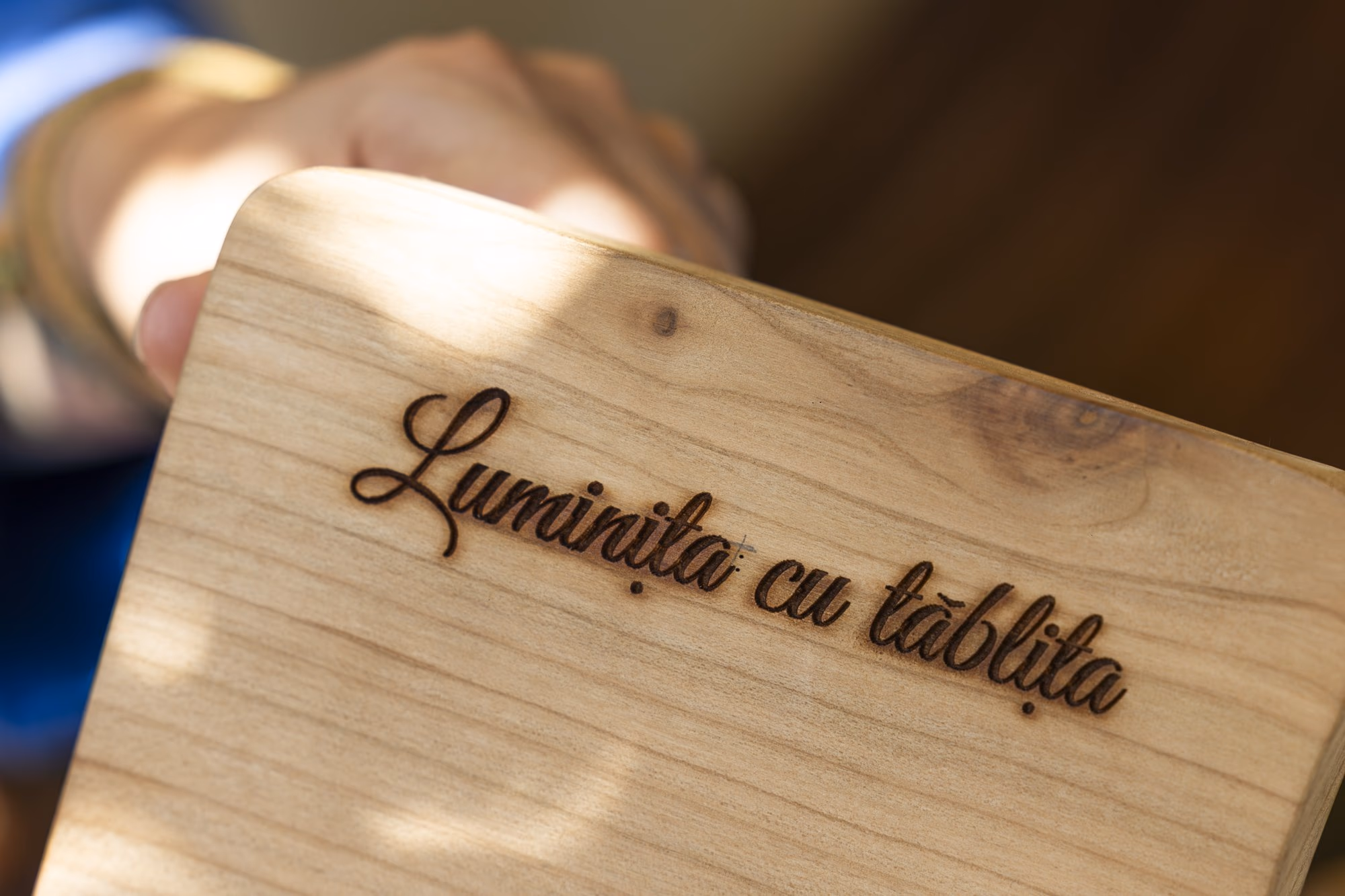 A Luminița cu tăblița műhely gravírozott táblácskája