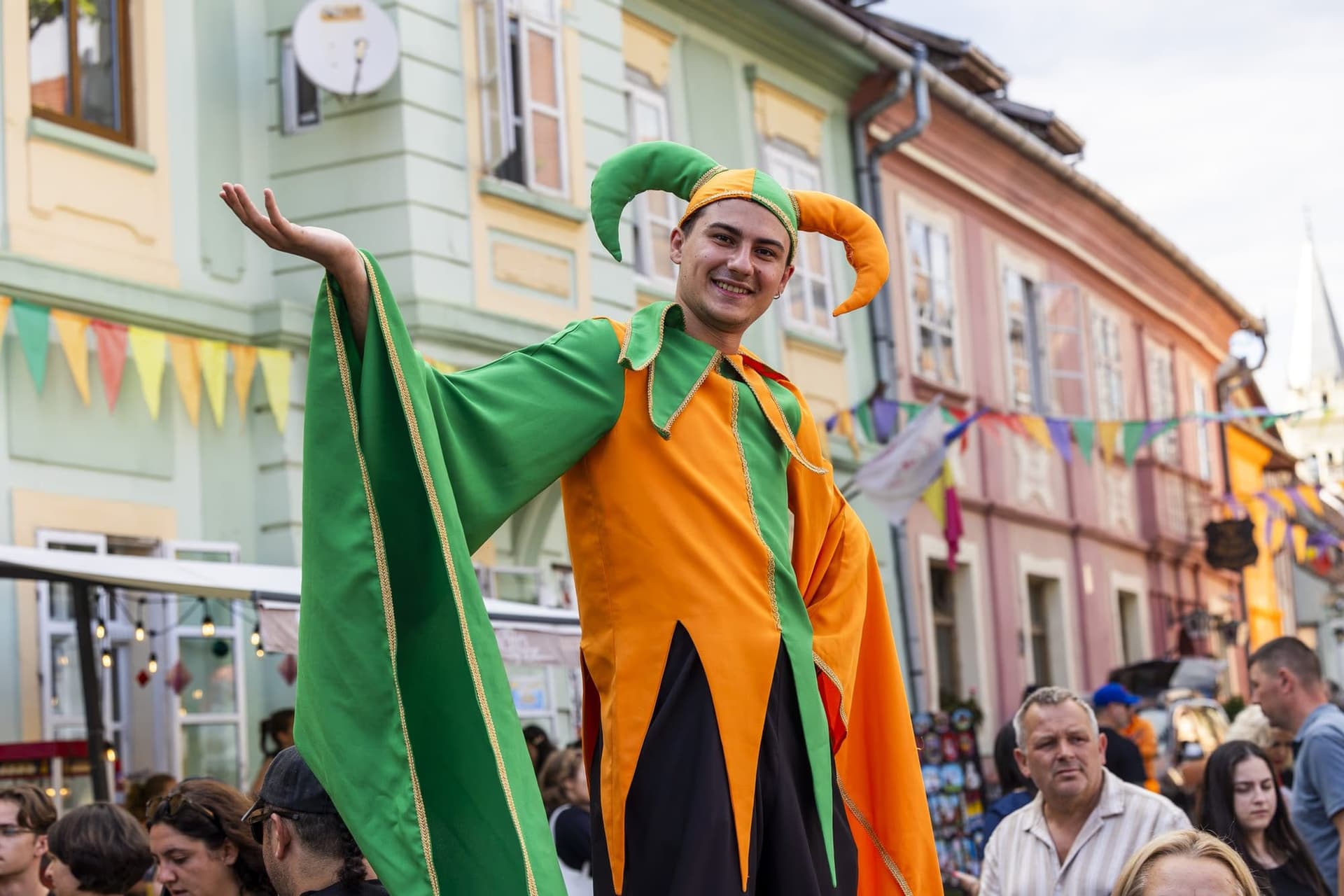 Bufonul pe catalige salutând mulțimea