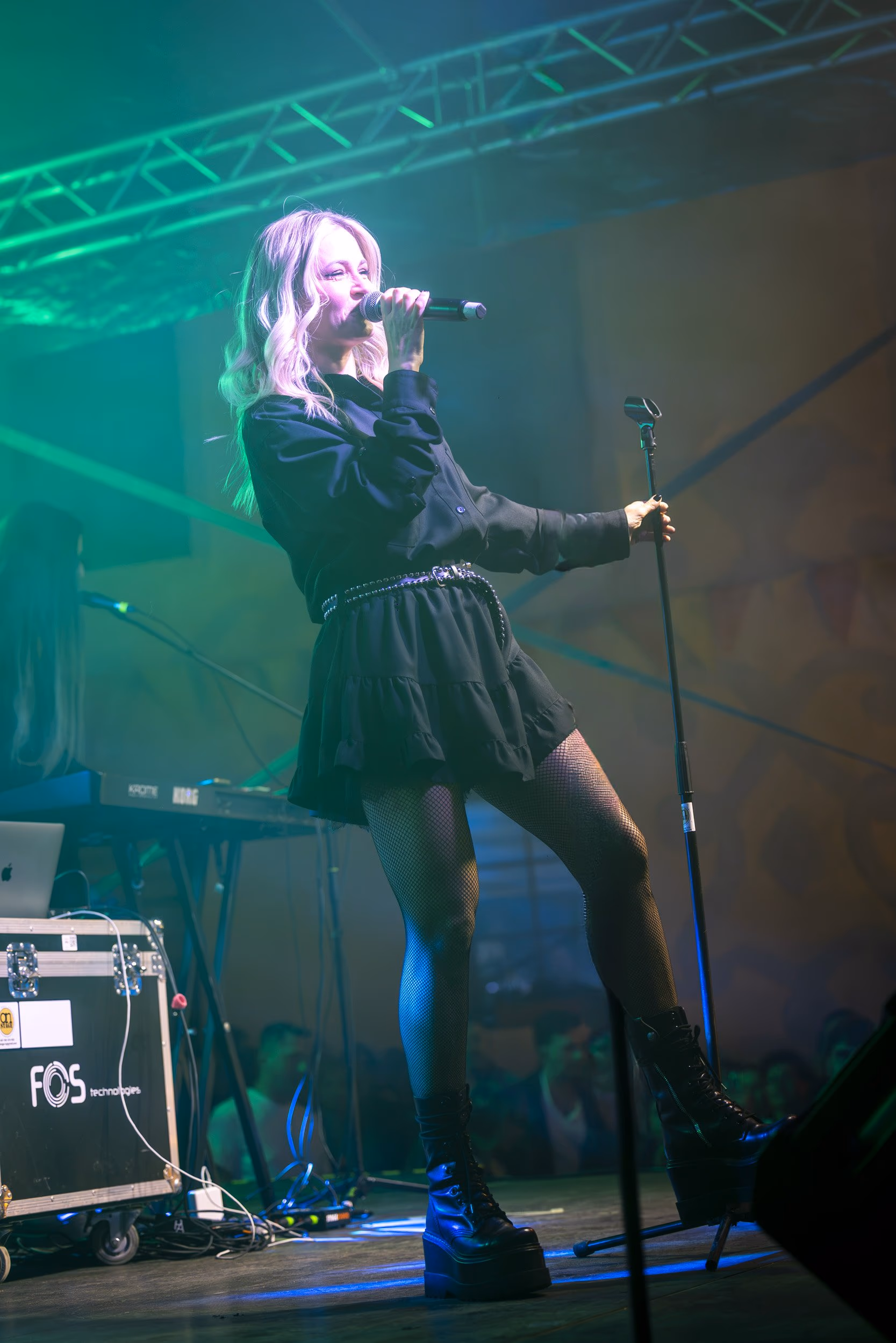 Alina Crișan énekel