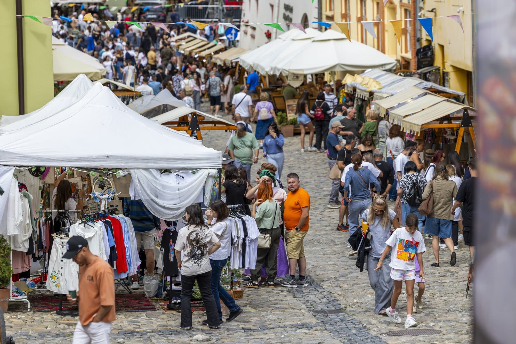 A Várutca vásári forgataga felülről