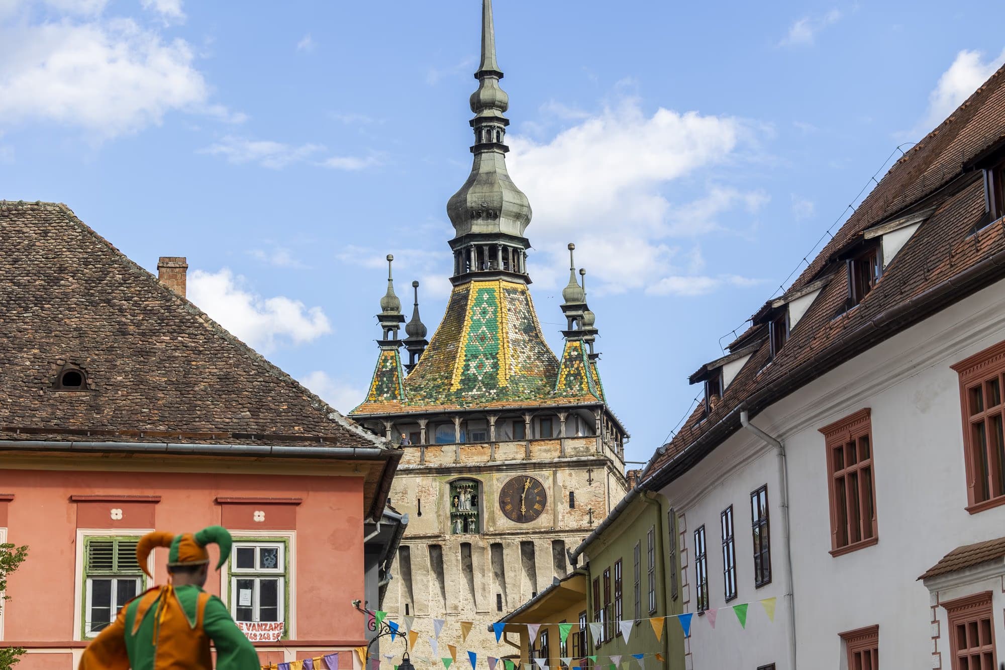 Segesvár Óratornya a fesztivál zászlóival