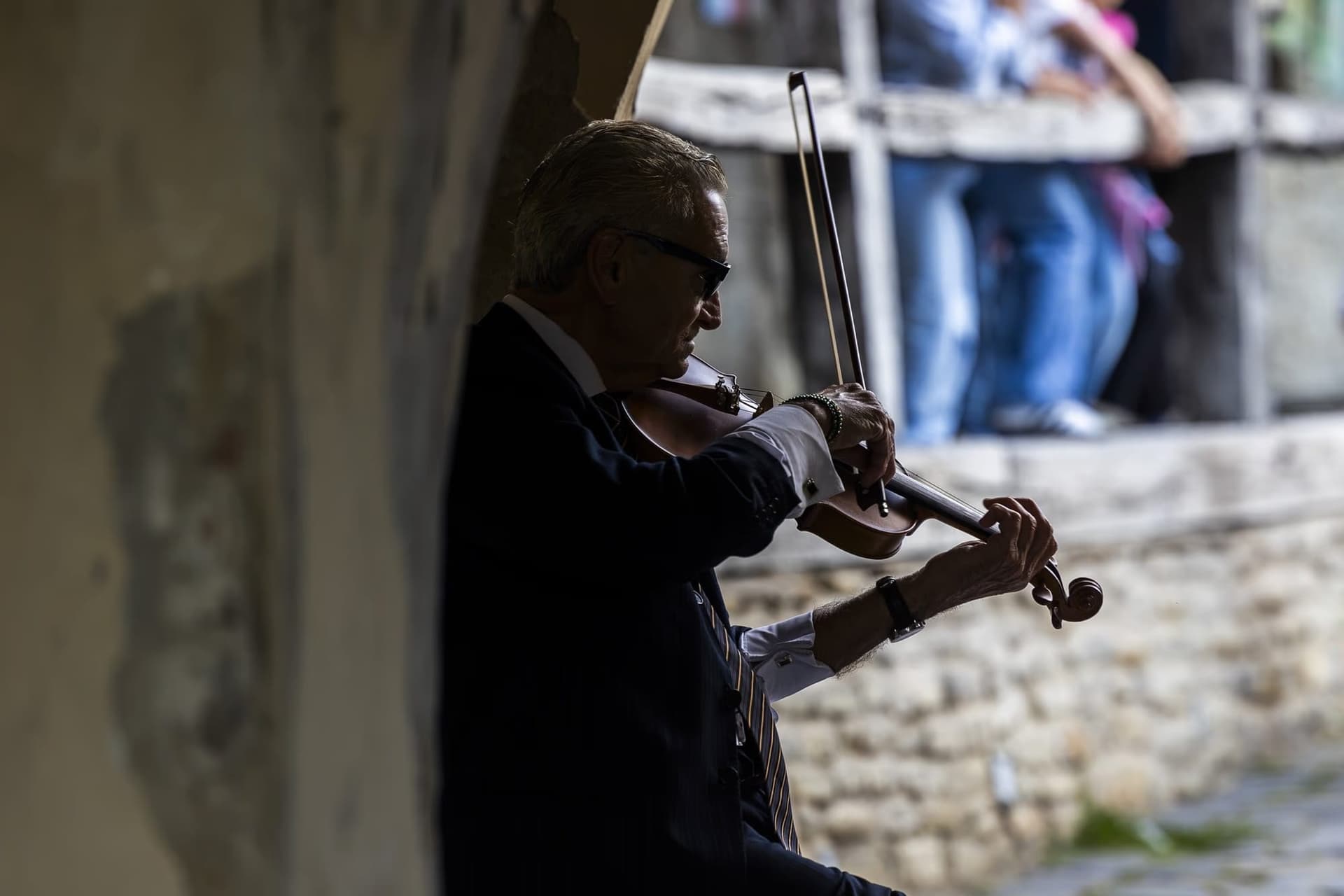Violonist cântând sub gang