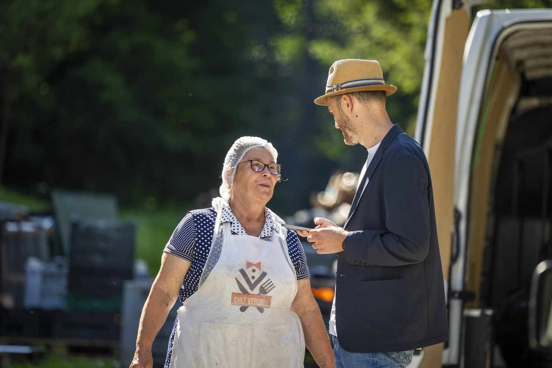 Răzvan and Veronica, talking beside the van