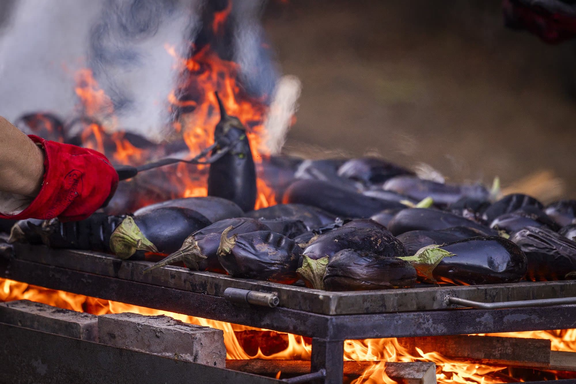 Aubergines on the grill, with flames beneath