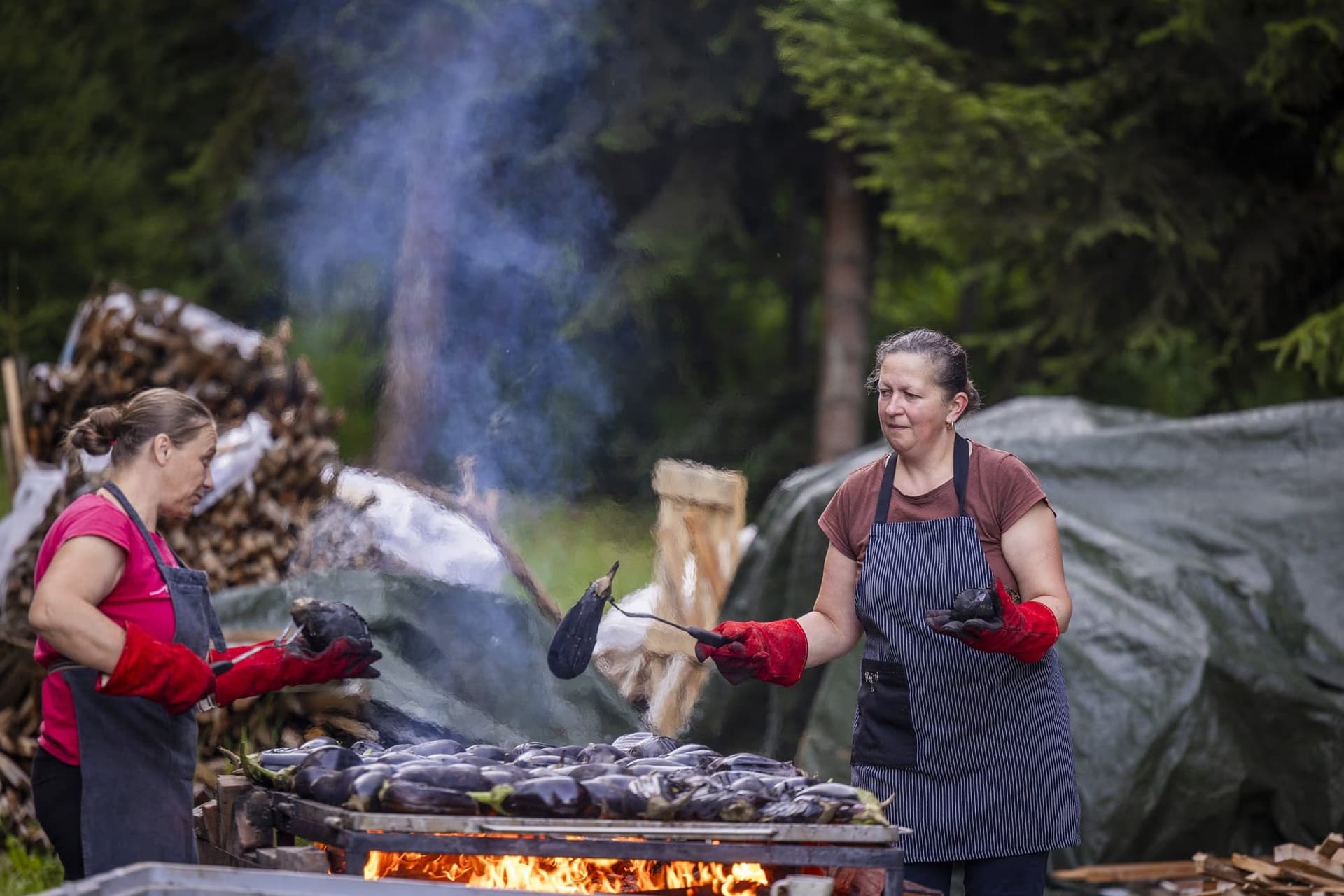 The village women at the grill, in smoke and flames