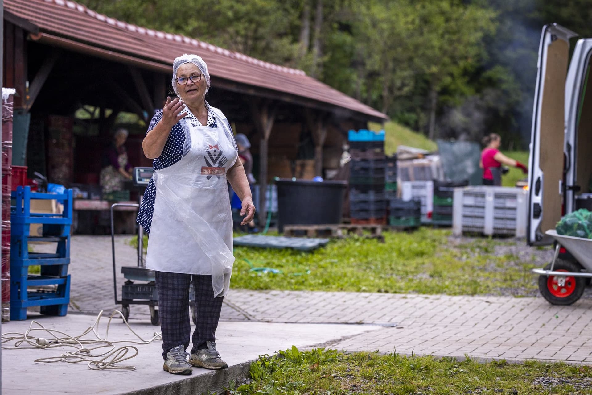 Veronica Gavrilaș, în curtea fabricii