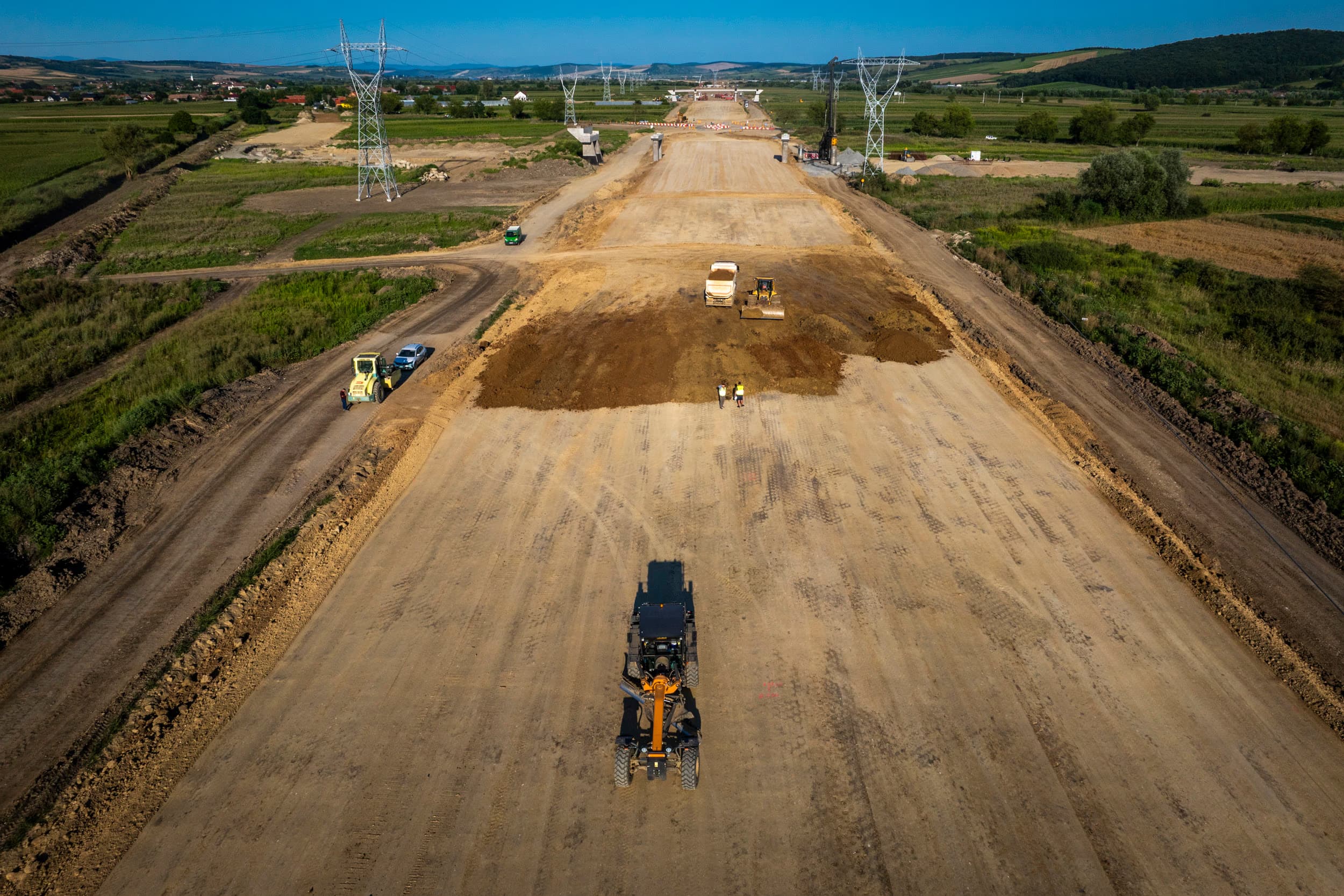 Compactor pe platforma proaspătă a autostrăzii