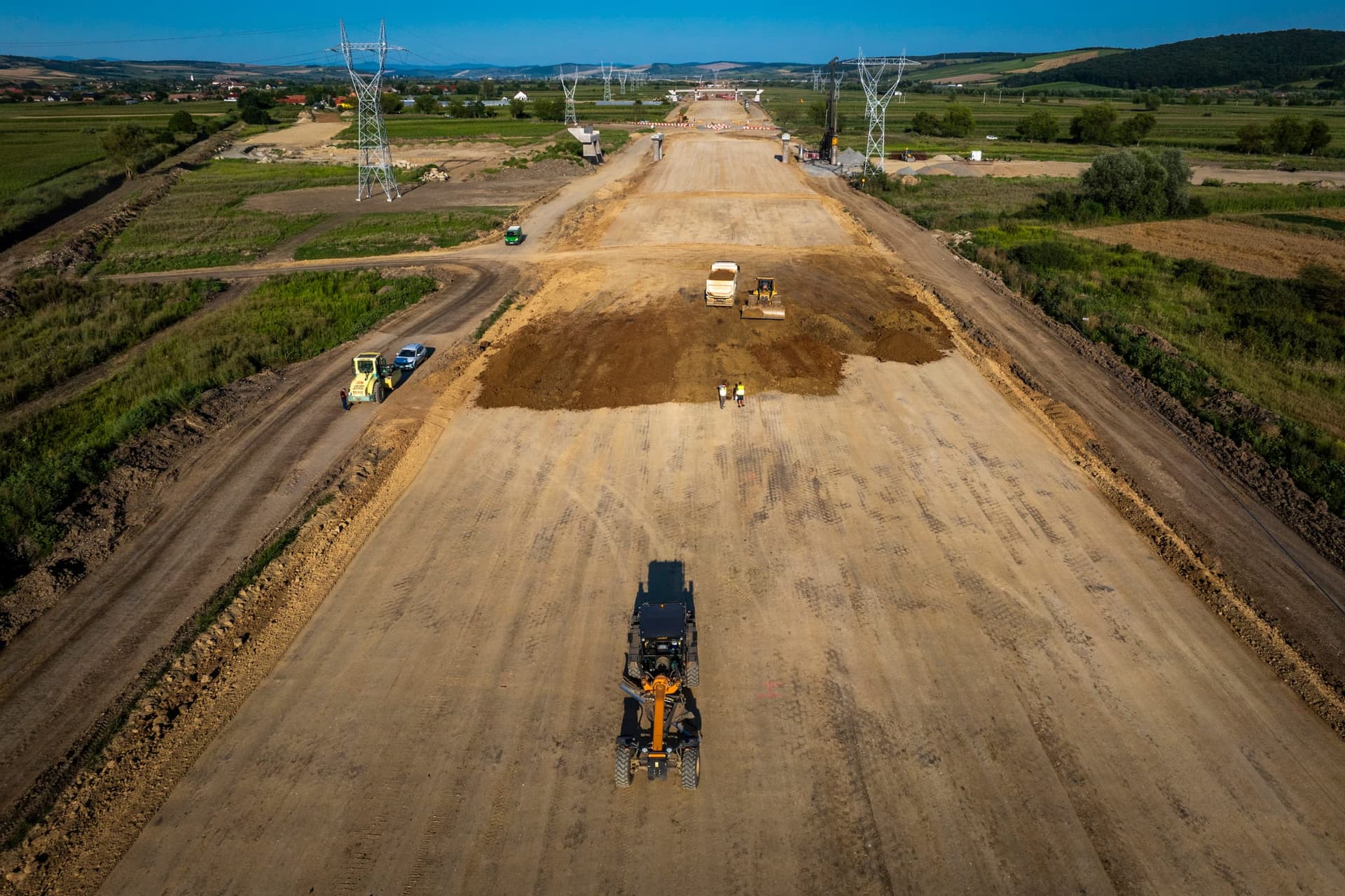 Compactor pe platforma proaspătă a autostrăzii