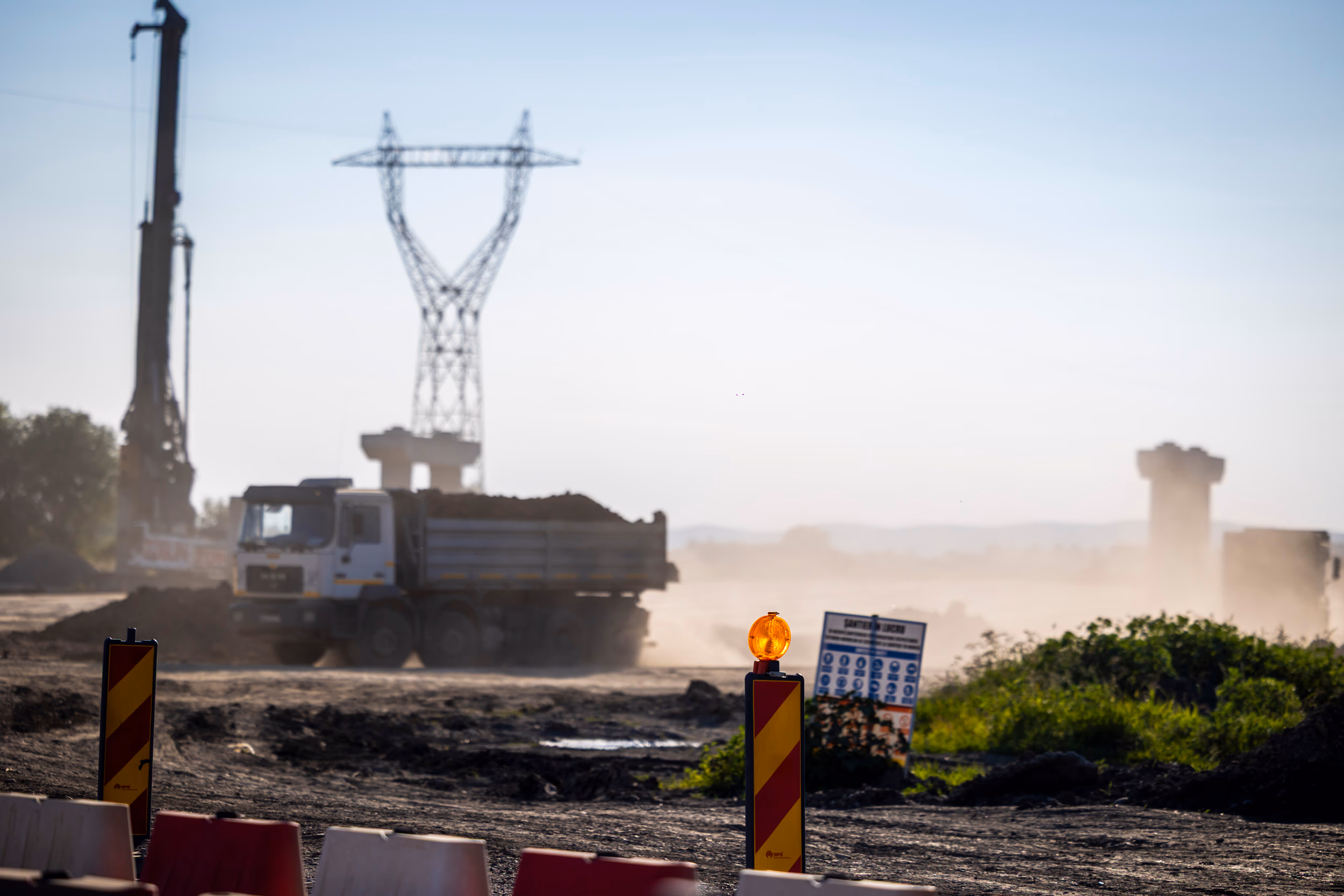 Foreza și camionul în praf, în contralumina serii