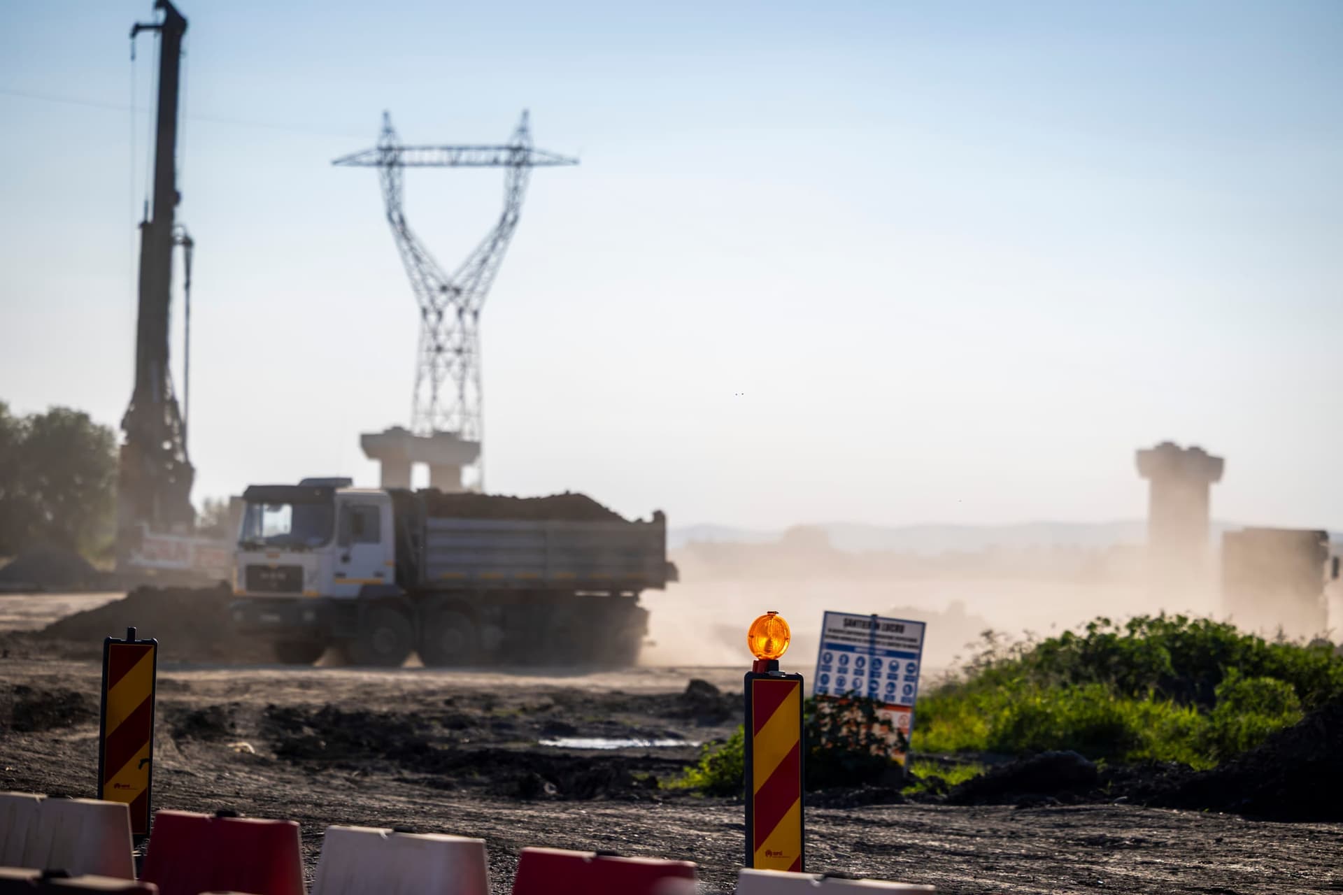 Foreza și camionul în praf, în contralumina serii