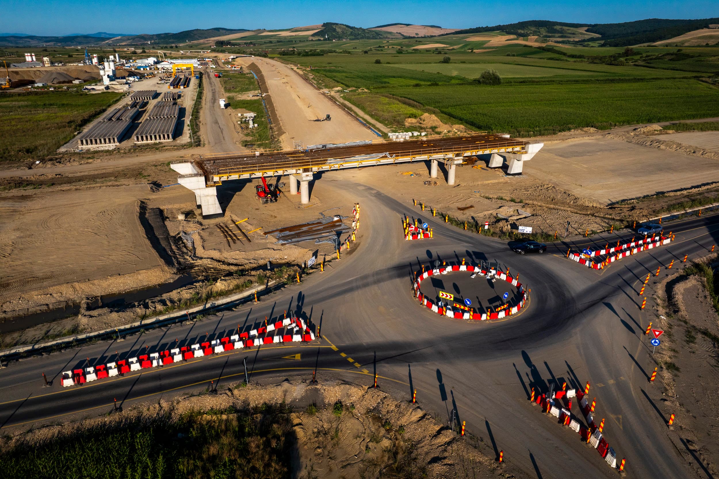 Giratoriul de pe DN13 cu pasajul cu grinzi montate