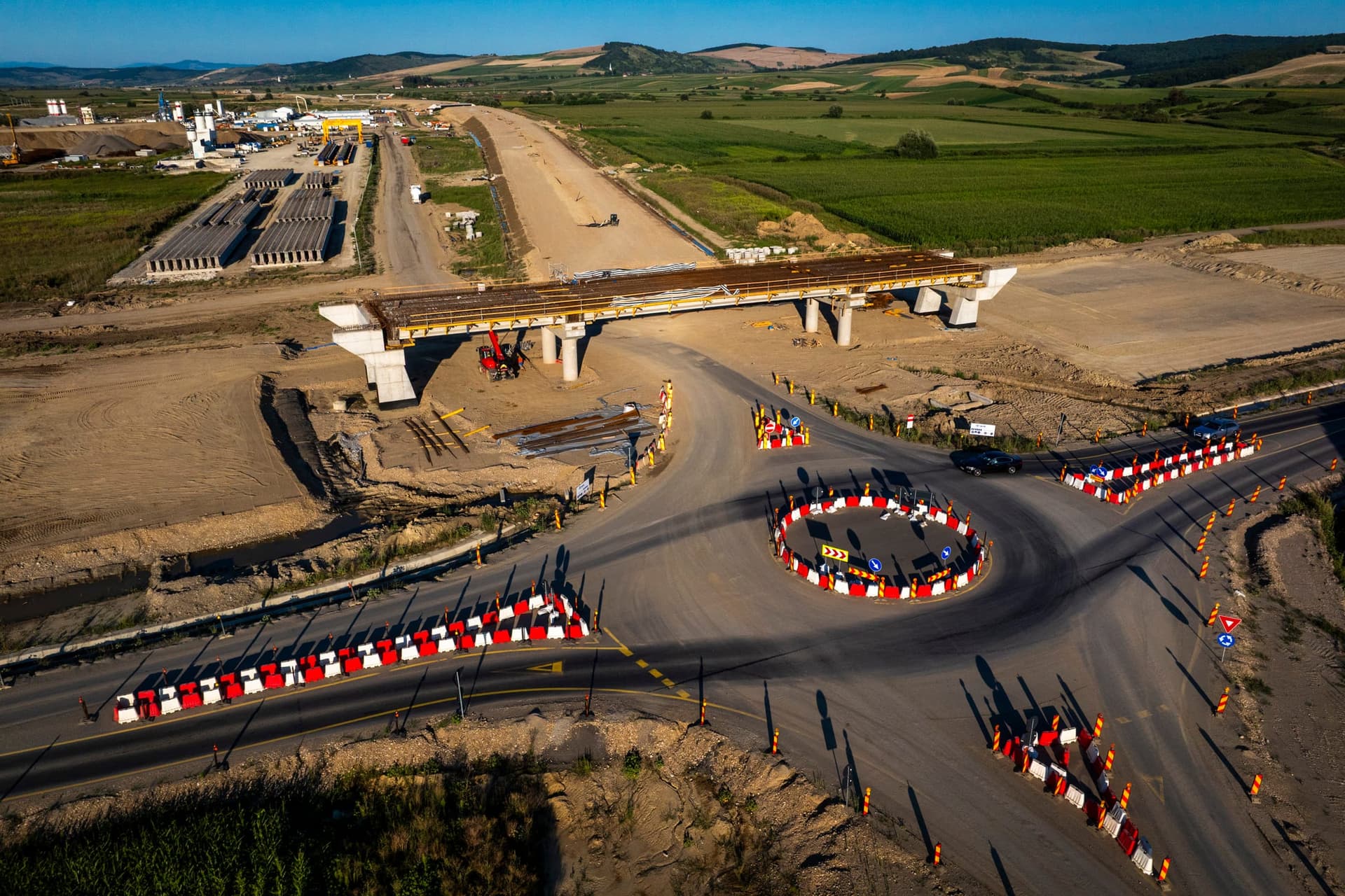 Giratoriul de pe DN13 cu pasajul cu grinzi montate