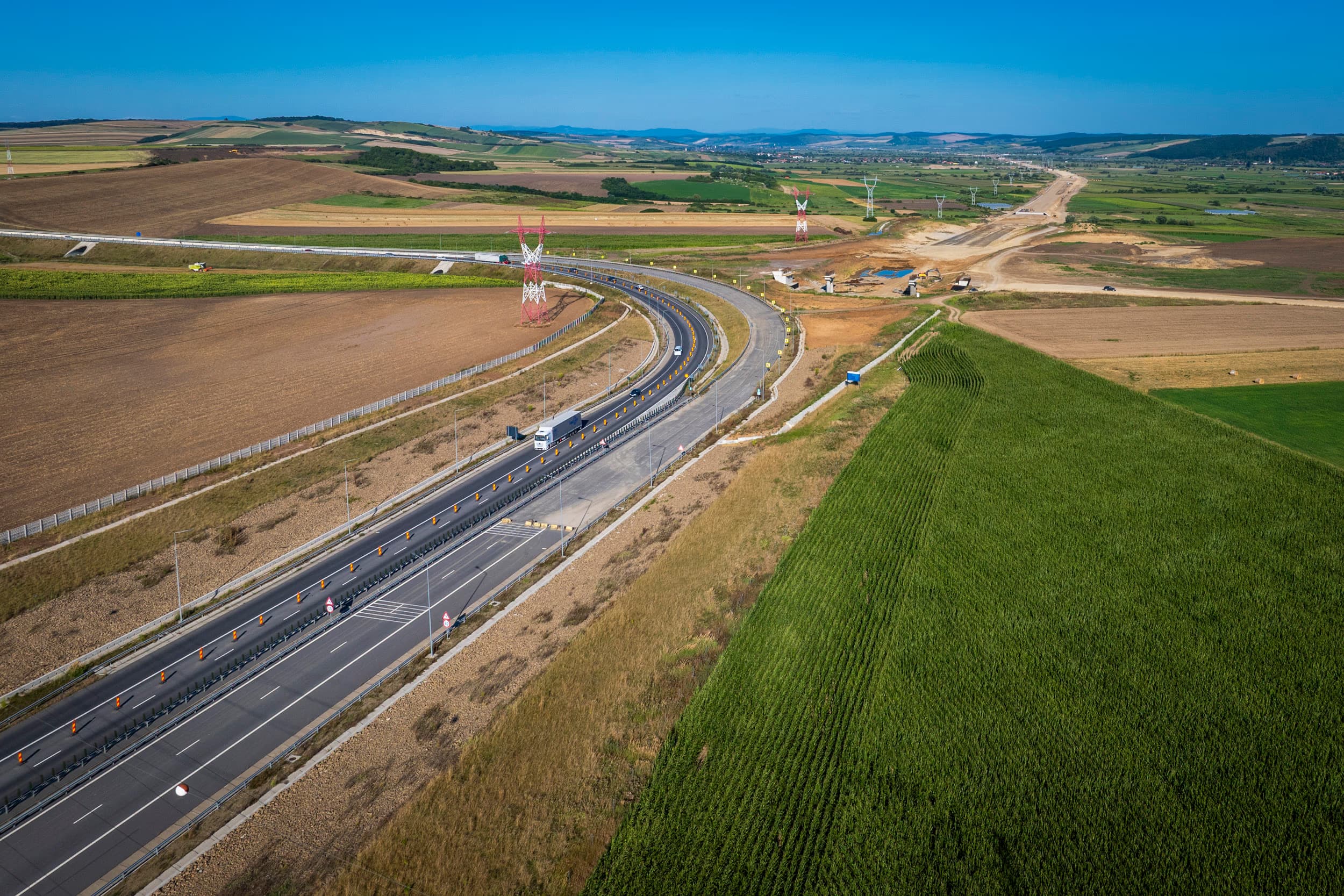 Autostrada A3 și curba legăturii spre A8, cu un camion în trafic