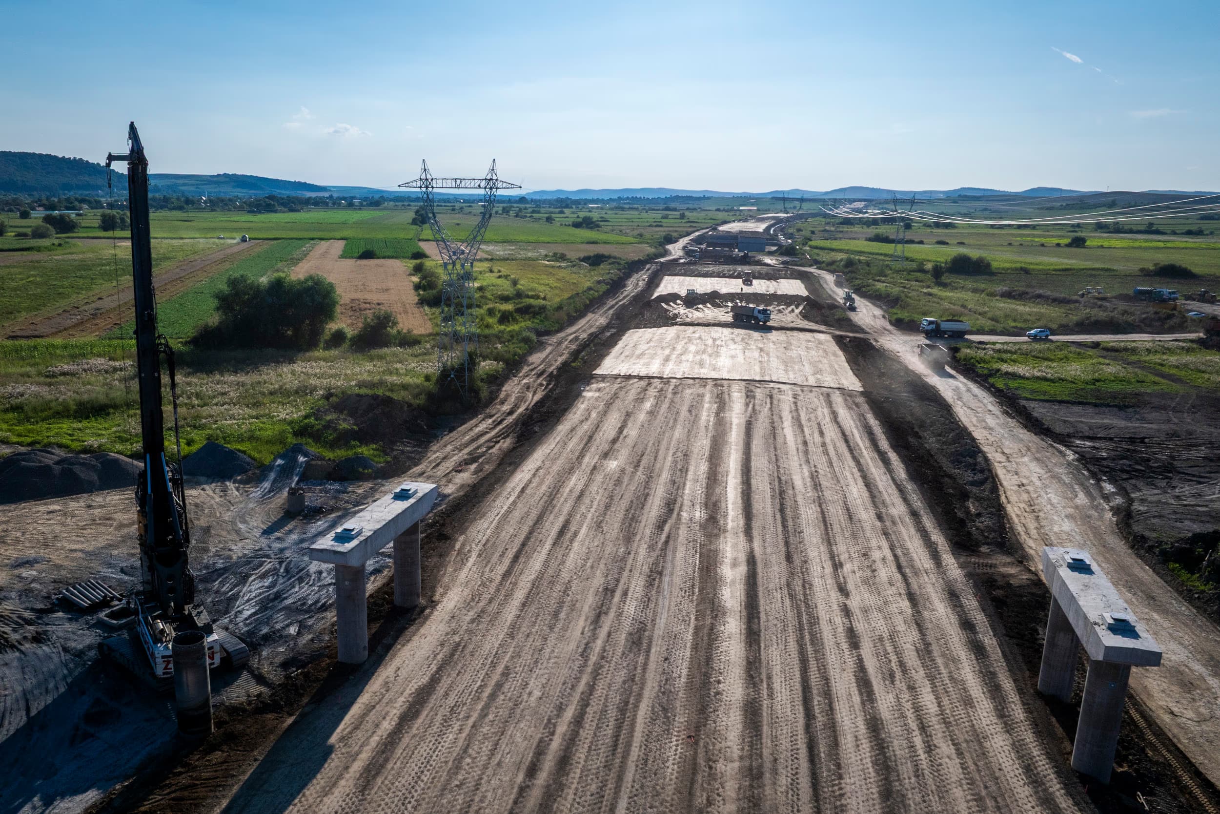 Piloni forați și platforma unui viitor pod