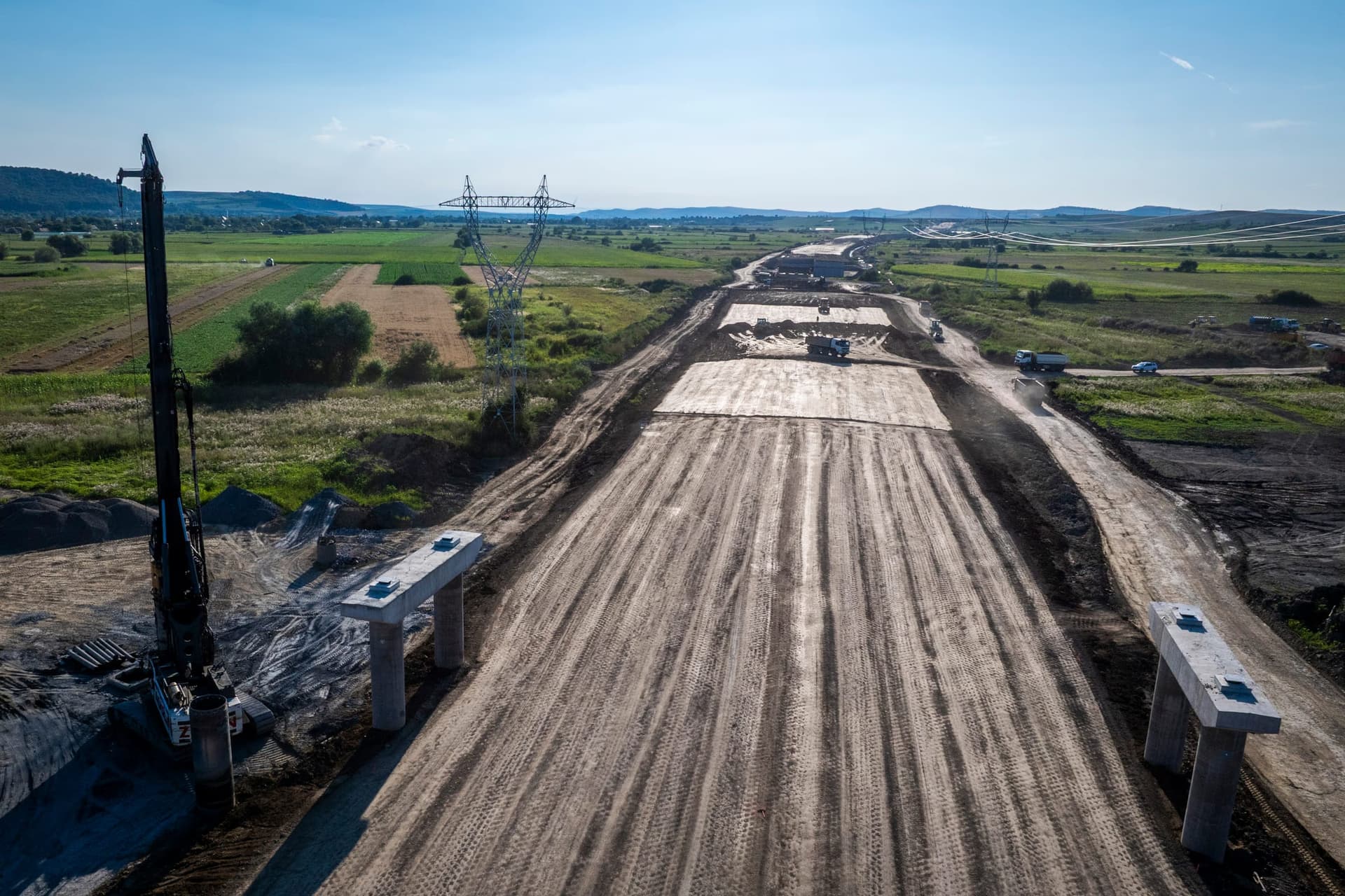 Piloni forați și platforma unui viitor pod