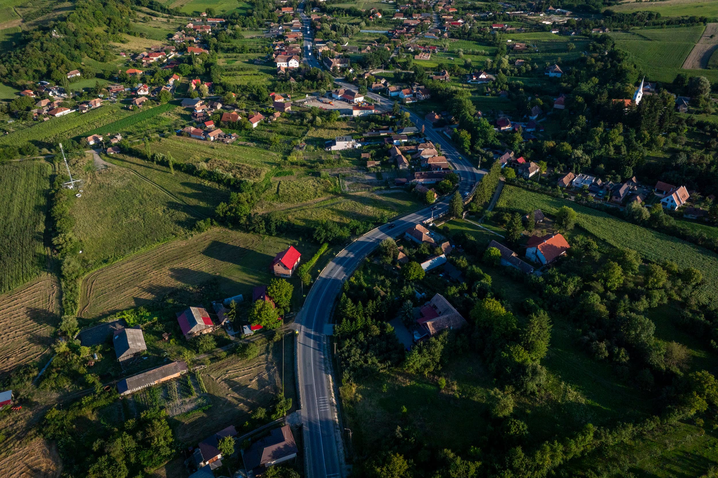 Sat cu biserică pe valea Nirajului, lângă șantier