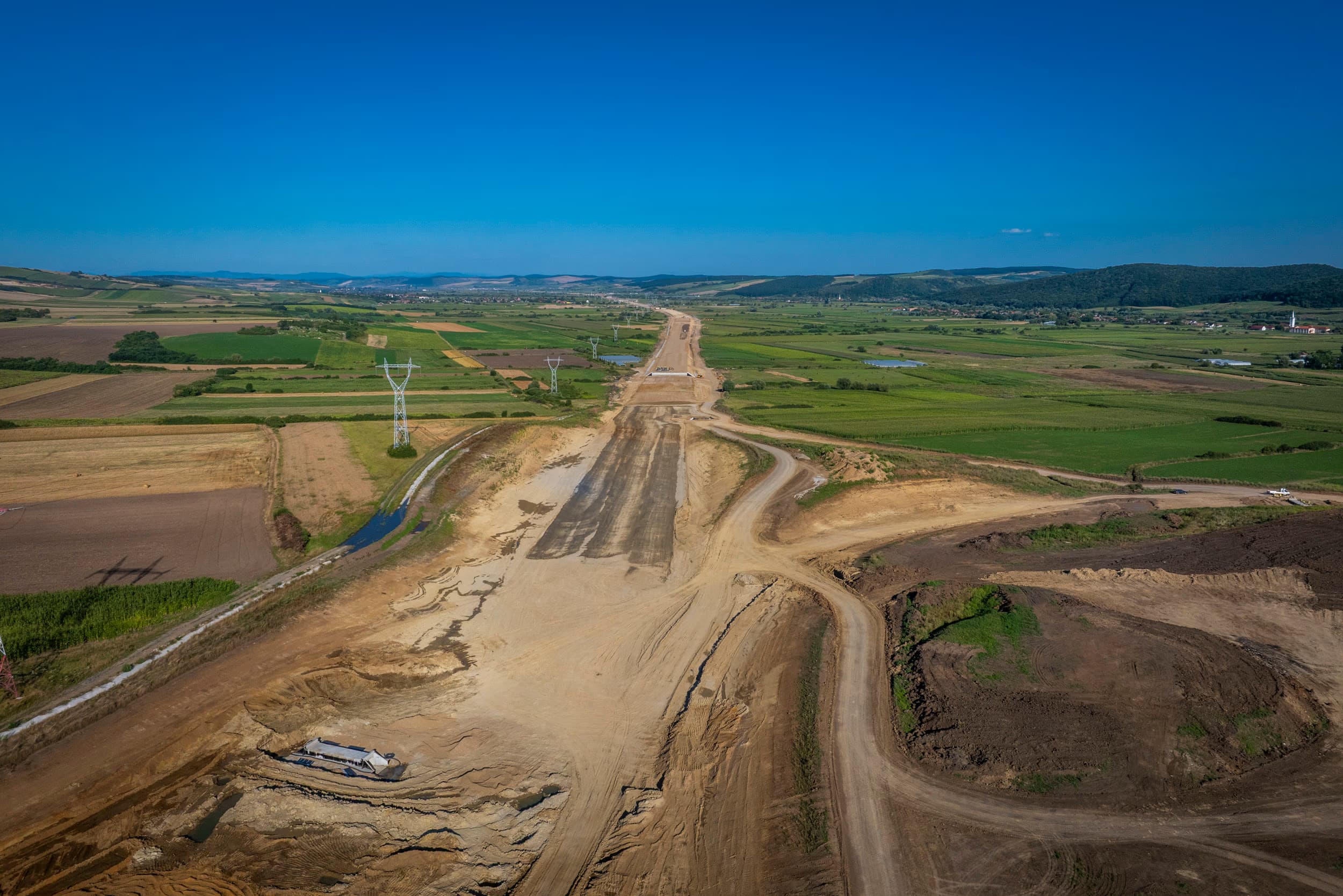 Terasamentele A8 întinzându-se spre orizont