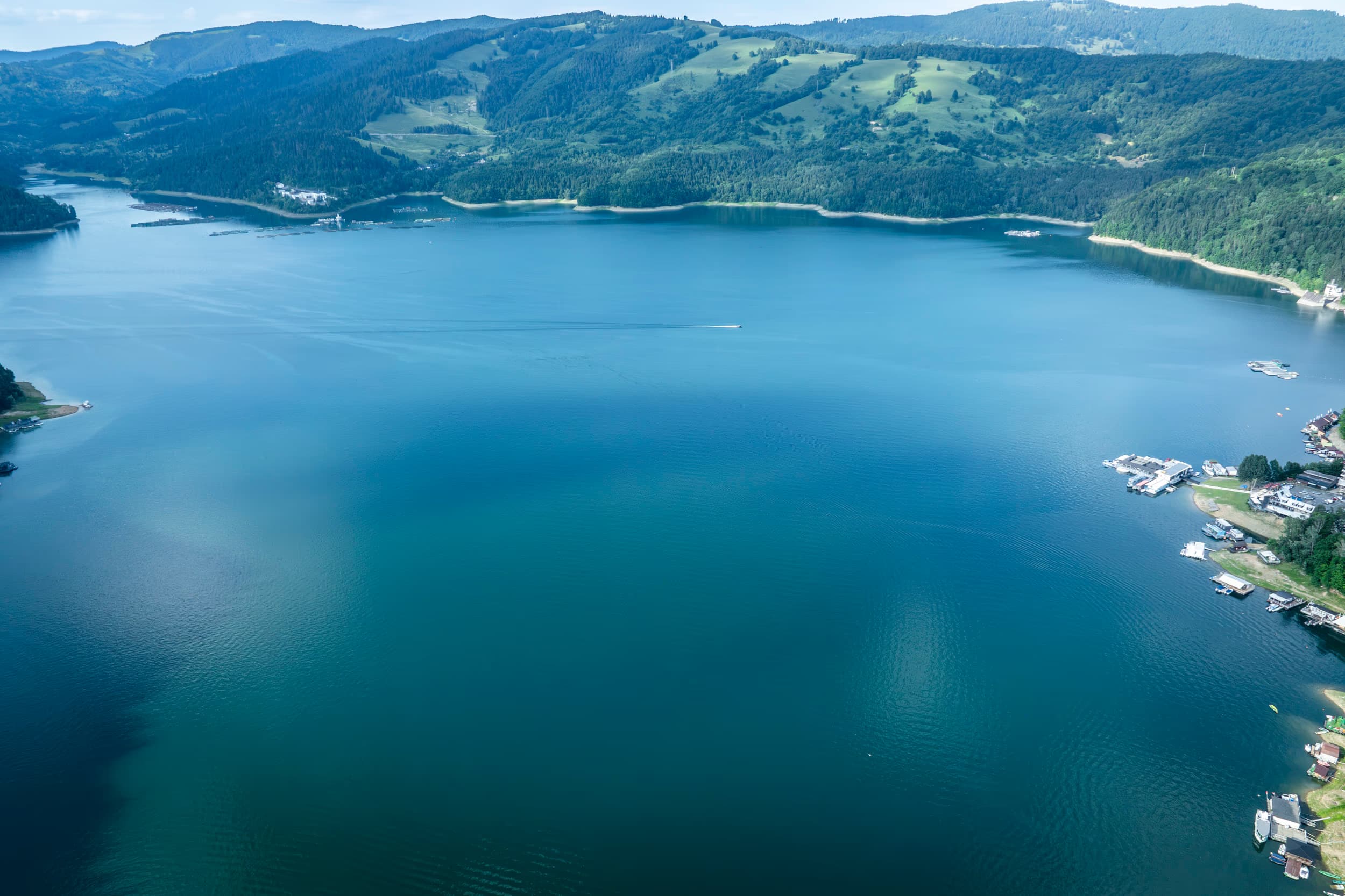 Lacul albastru cu porturile pe mal