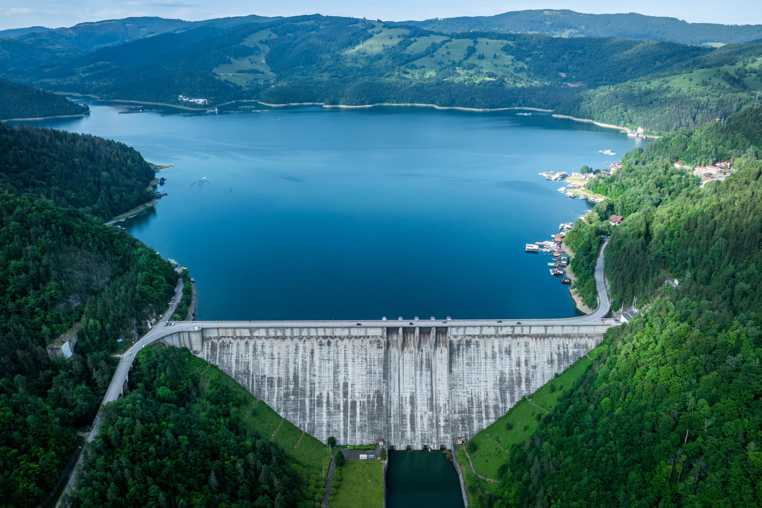 Barajul Bicaz văzut frontal, cu lacul întins în spate