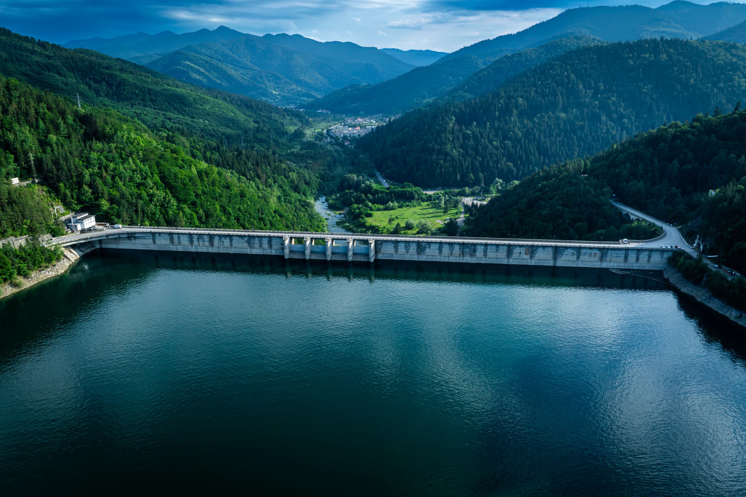 Barajul cu orașul Bicaz și valea în fundal