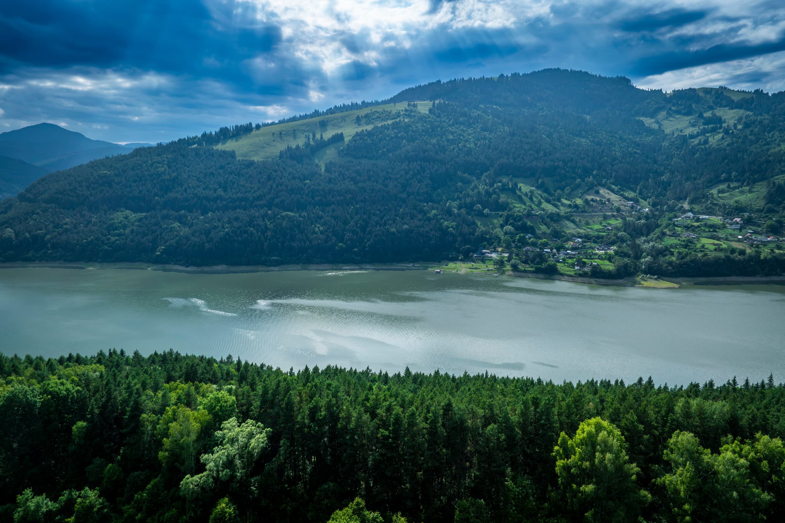 Coada lacului, cu apa verde și satele de pe mal