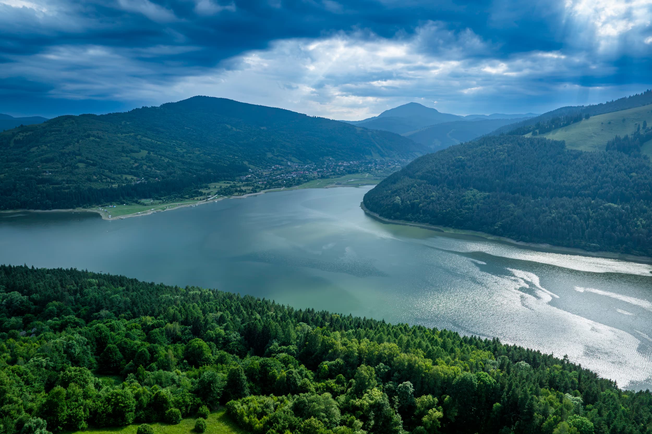 Lacul cu lumina jucând pe suprafață