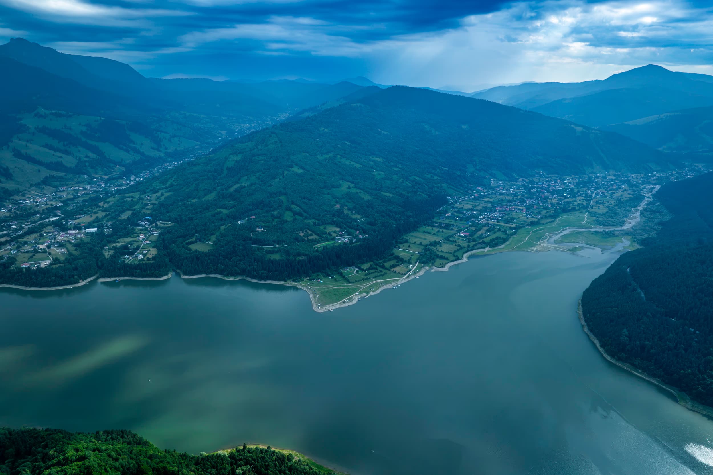 Lacul și versanții împăduriți, cu sate pe culmi