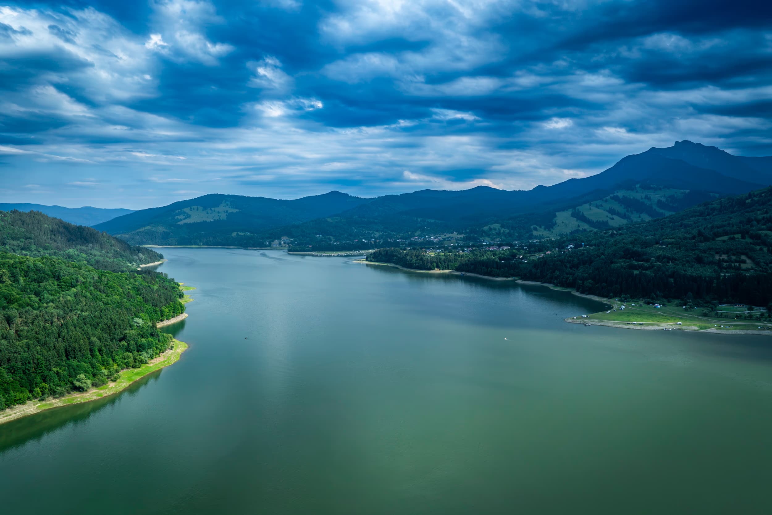 Lacul cu masivul Ceahlău în fundal, din dronă