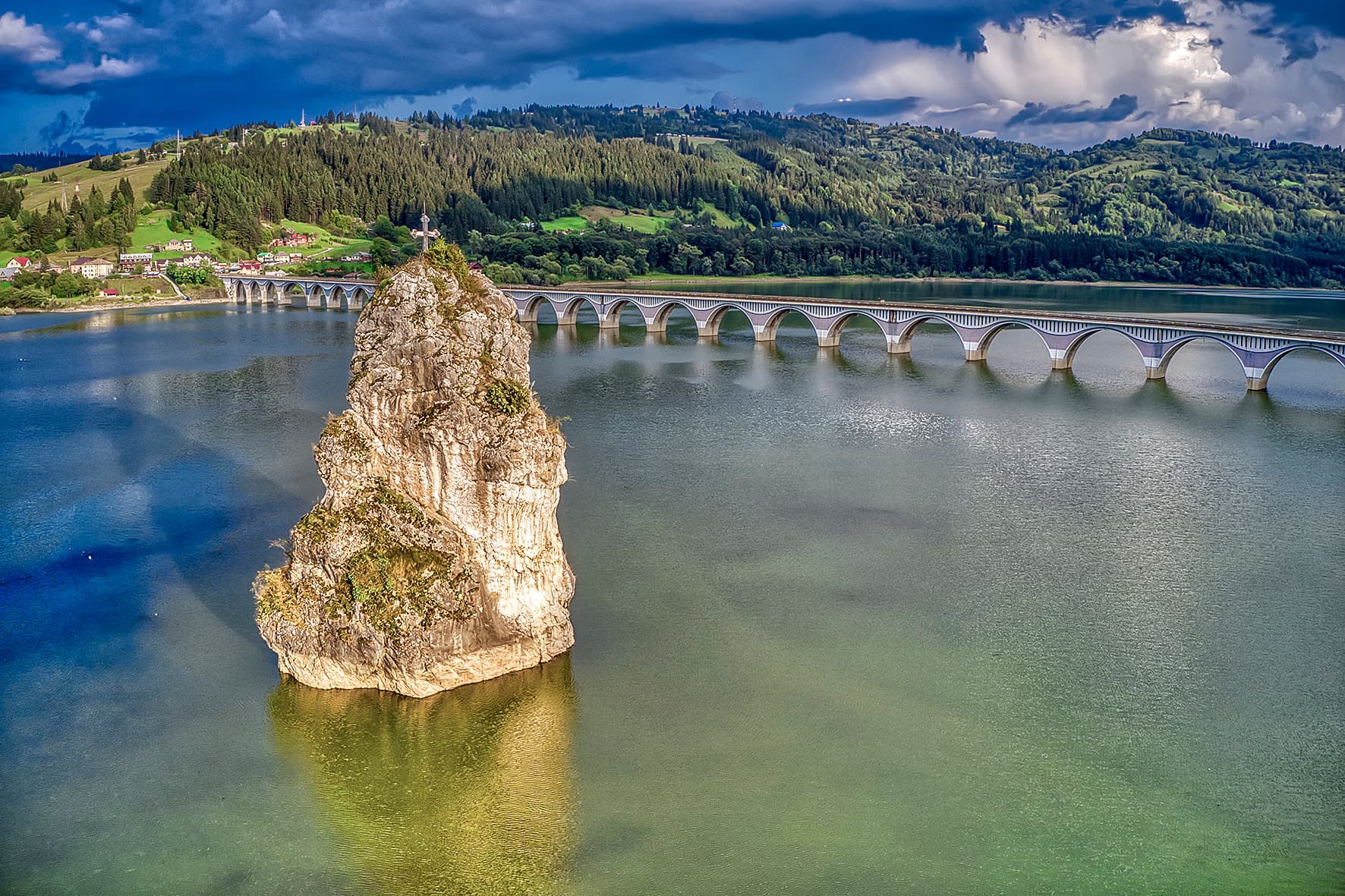 Piatra Teiului și viaductul Poiana Teiului, din dronă