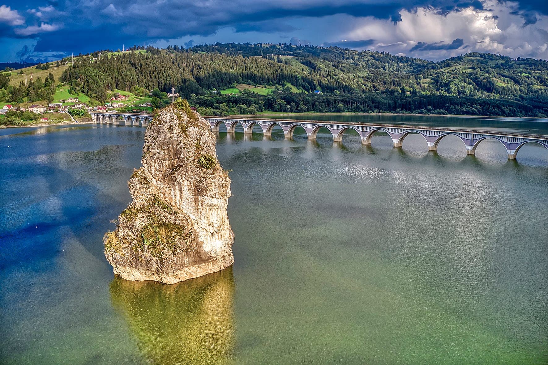 Piatra Teiului și viaductul Poiana Teiului, din dronă