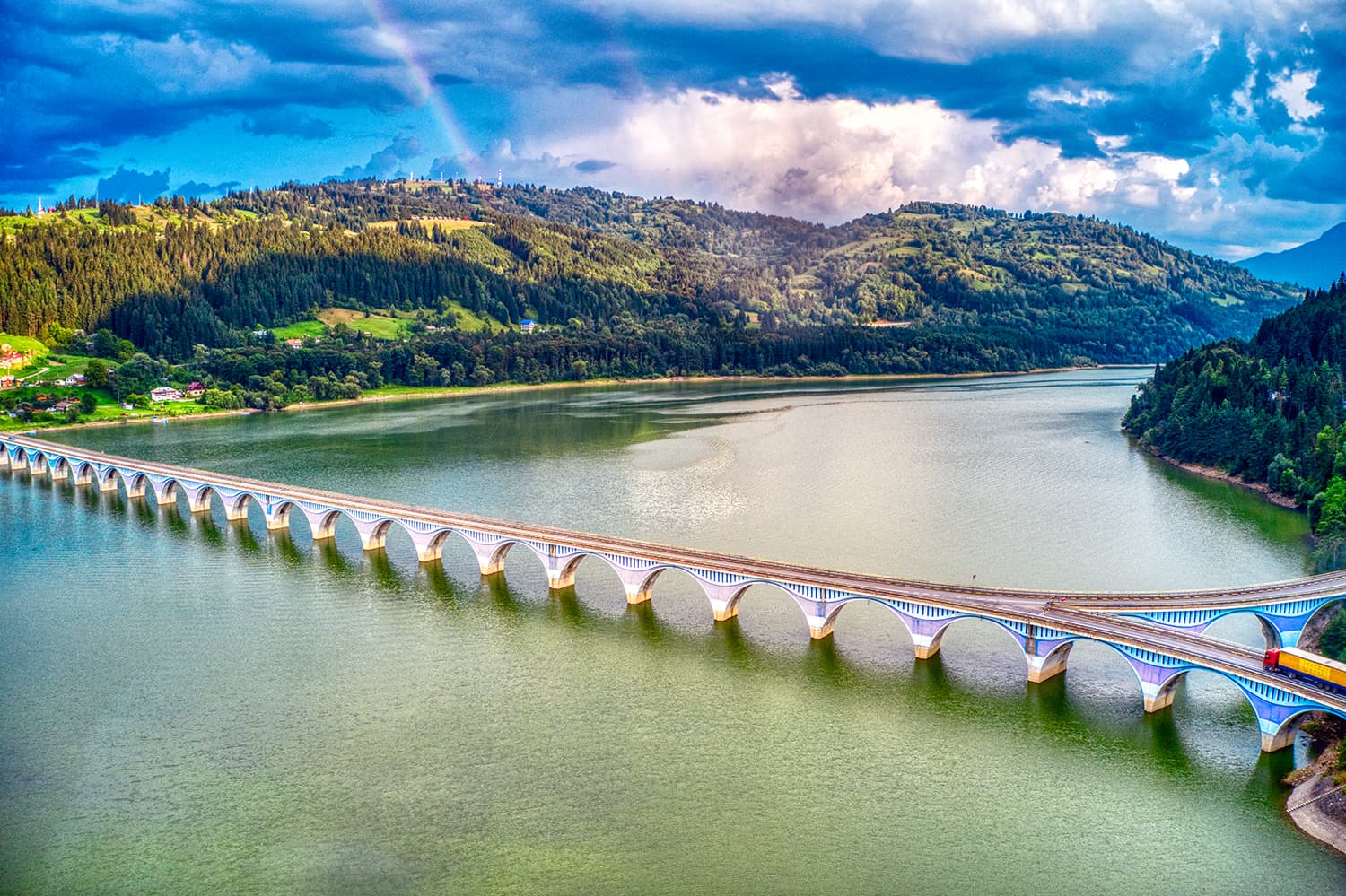 Viaductul Poiana Teiului în diagonală, cu drumul