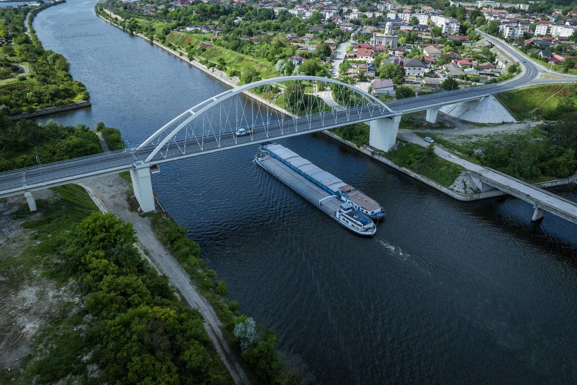 Barjă sub pod, cu orașul Murfatlar în fundal