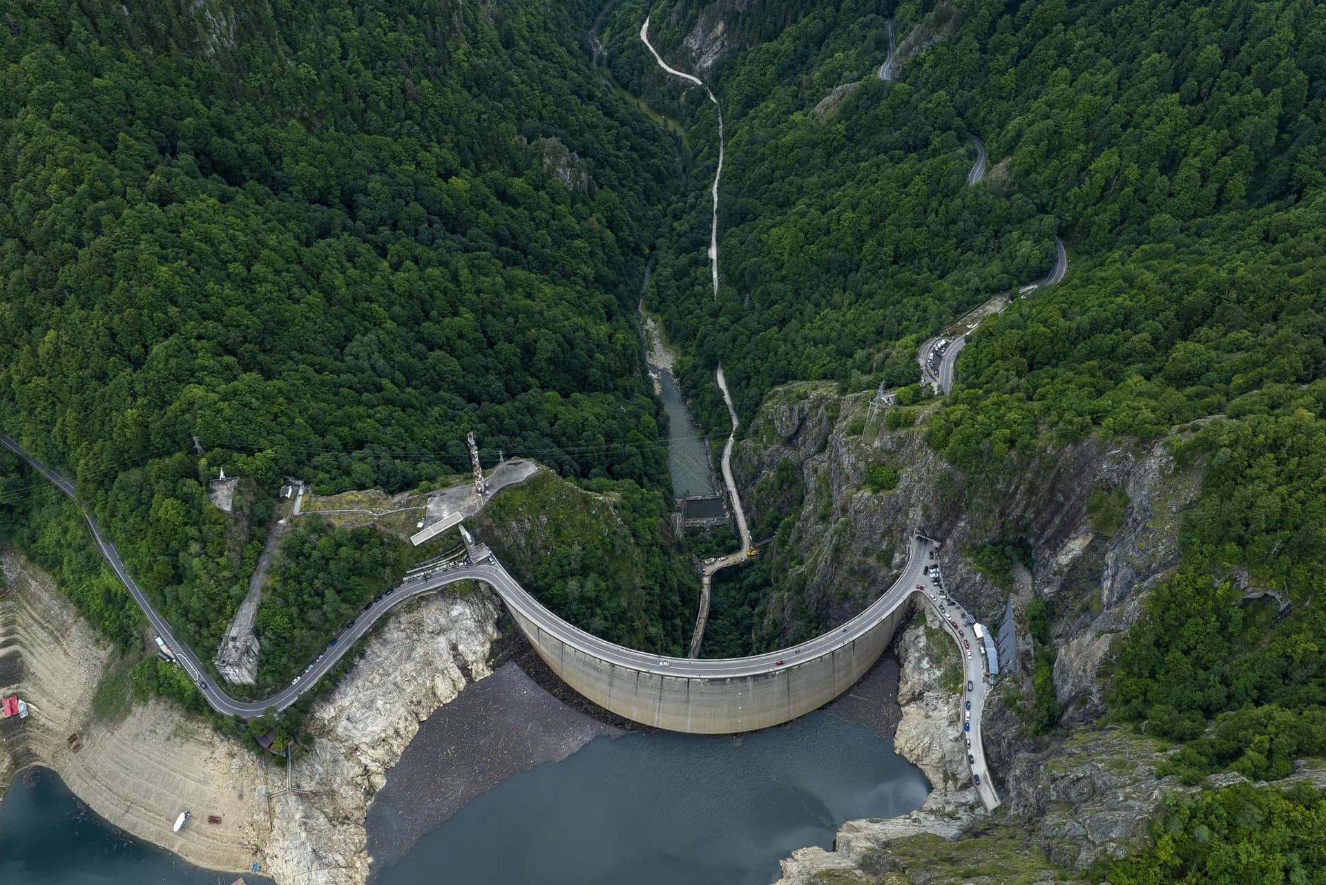 A Vidraru gátja, a betonív két mészkőfal között, a koronáján áthaladó úttal