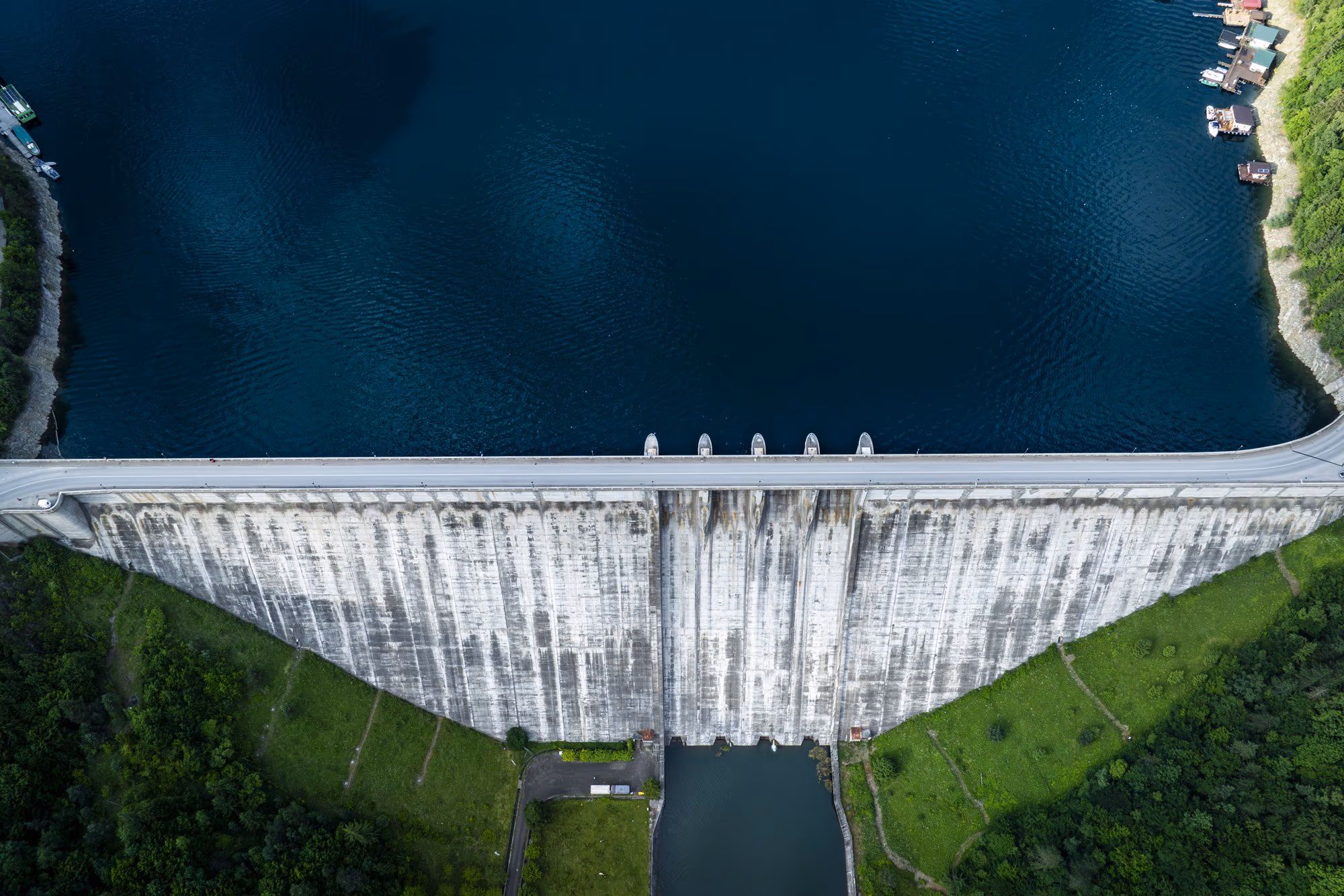 Izvorul Muntelui dam seen from downstream, its face segmented into vertical strips
