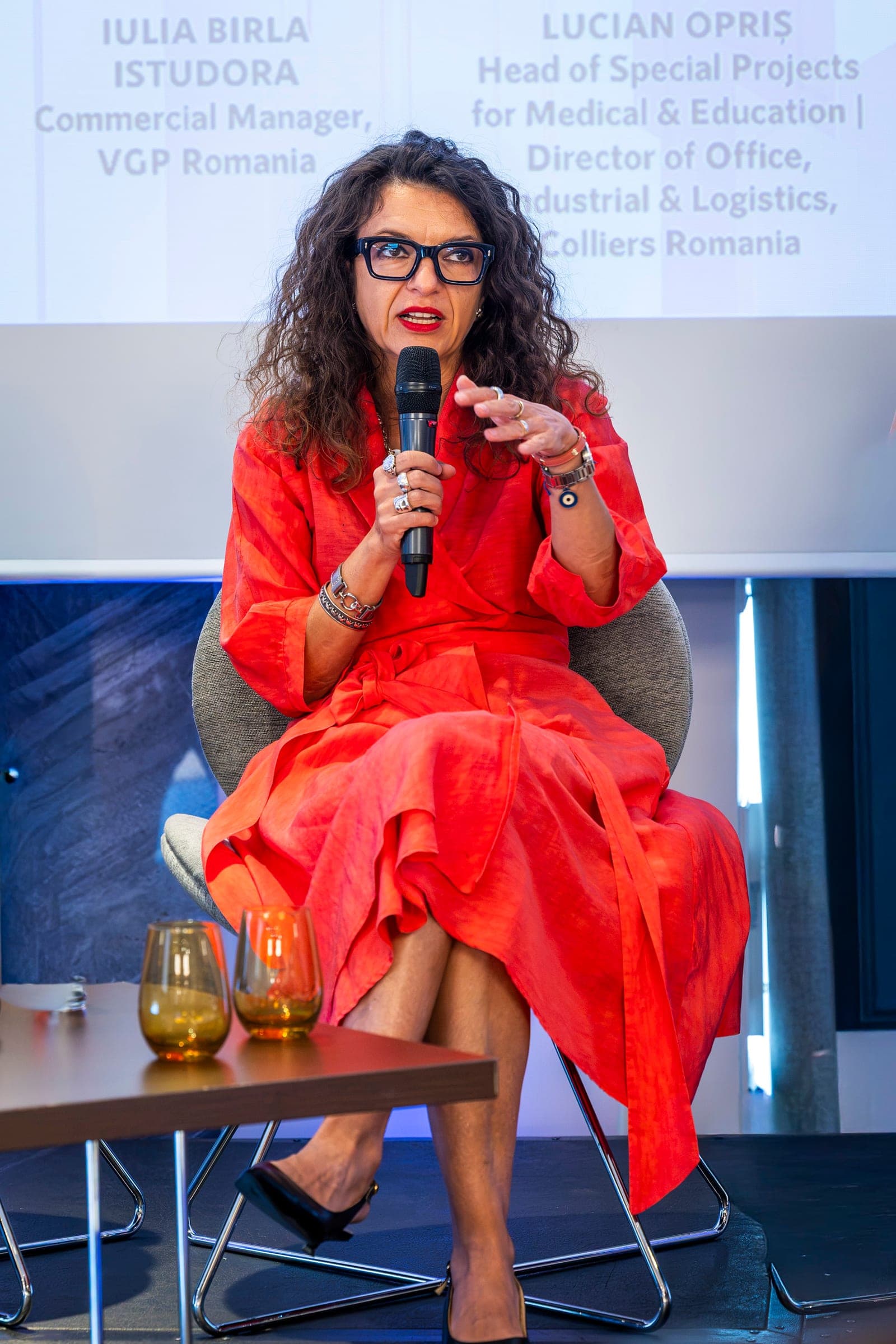 Ana Dumitrache in a red dress, at the microphone