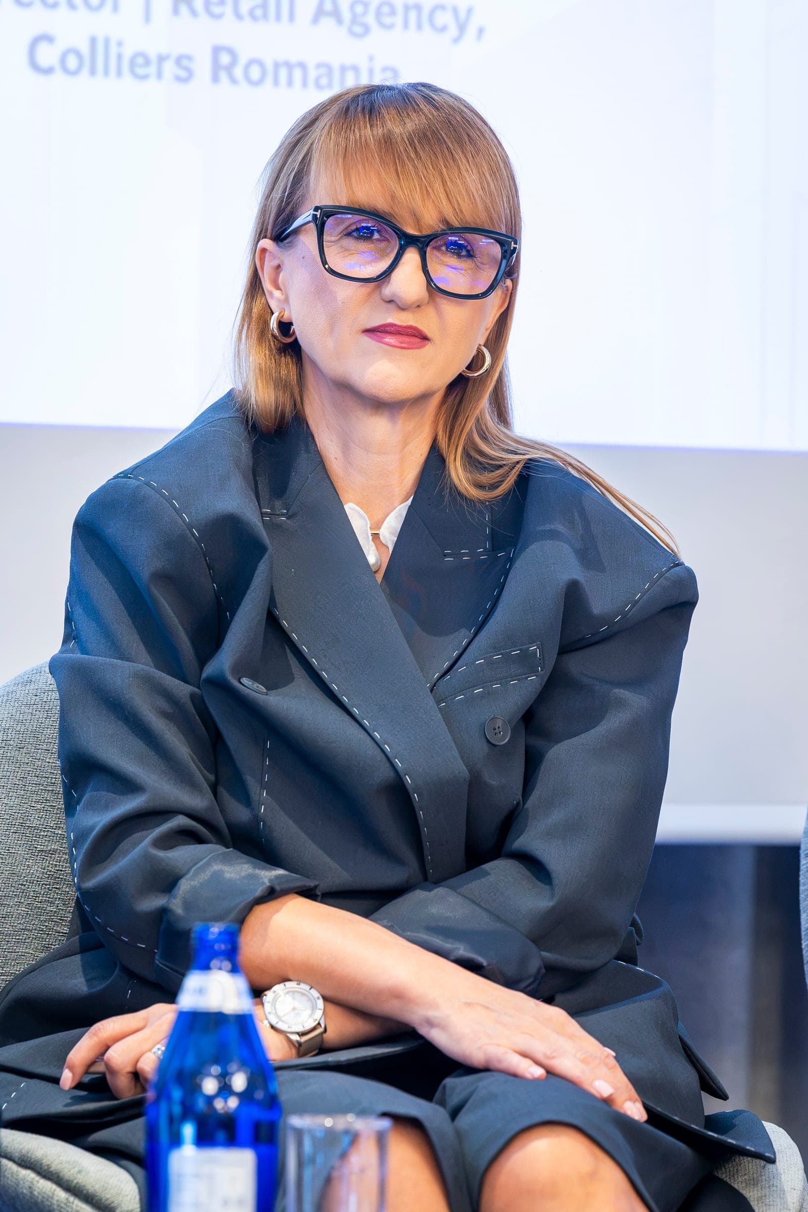 Cornelia Nicolae szürke zakóban, a színpadon