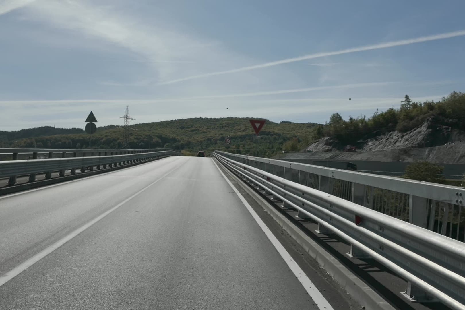 A comarnici elkerülő út felhajtója a DN1-ről, a déli végen, új szalagkorláttal és friss aszfalttal