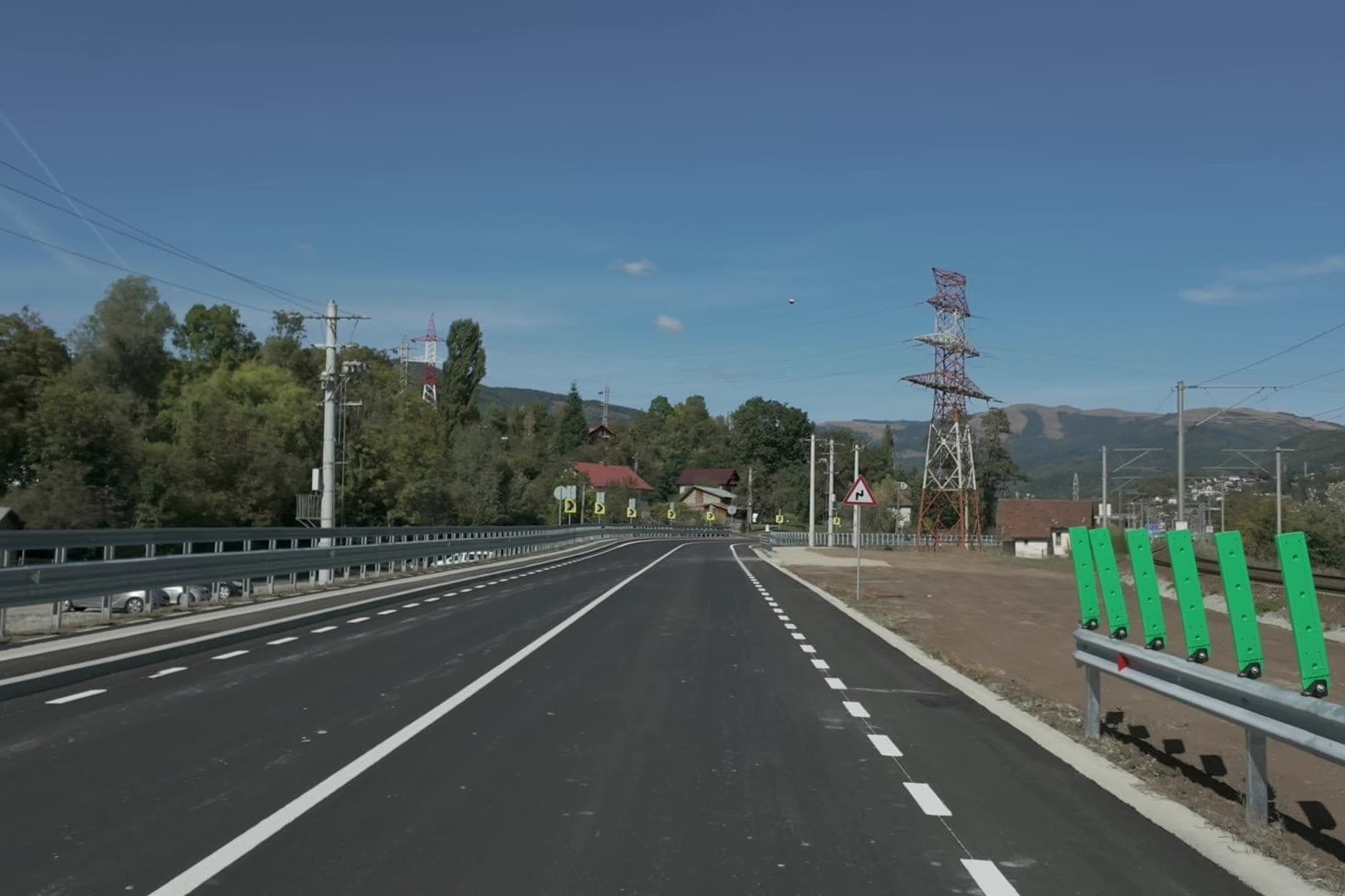A comarnici elkerülő a Bukarest–Brassó vasútvonallal párhuzamosan, a felsővezeték oszlopaival
