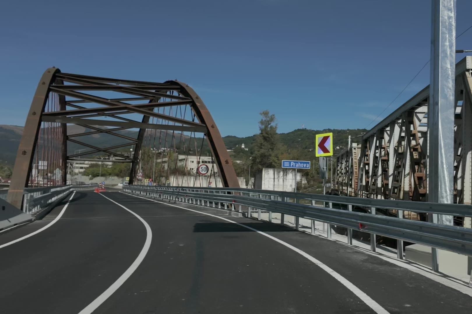 A comarnici elkerülő új acél ívhídja a Prahova fölött, egy régi rácsos vashíd mellett