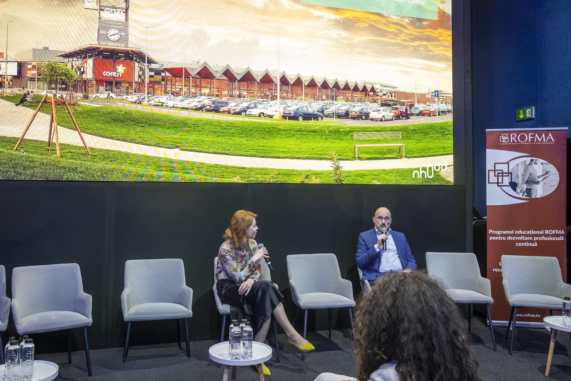 Színpad a Coresi Shopping Resort mozijának VIP-termében, a vásznon a bevásárlóközpont képével